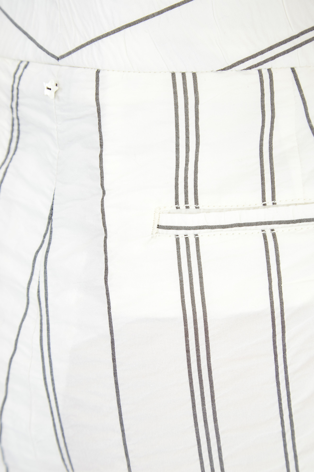 Брюки укороченного кроя с жатой текстурой и тканым принтом в полоску LORENA ANTONIAZZI, цвет белый, размер 40;44 - фото 6