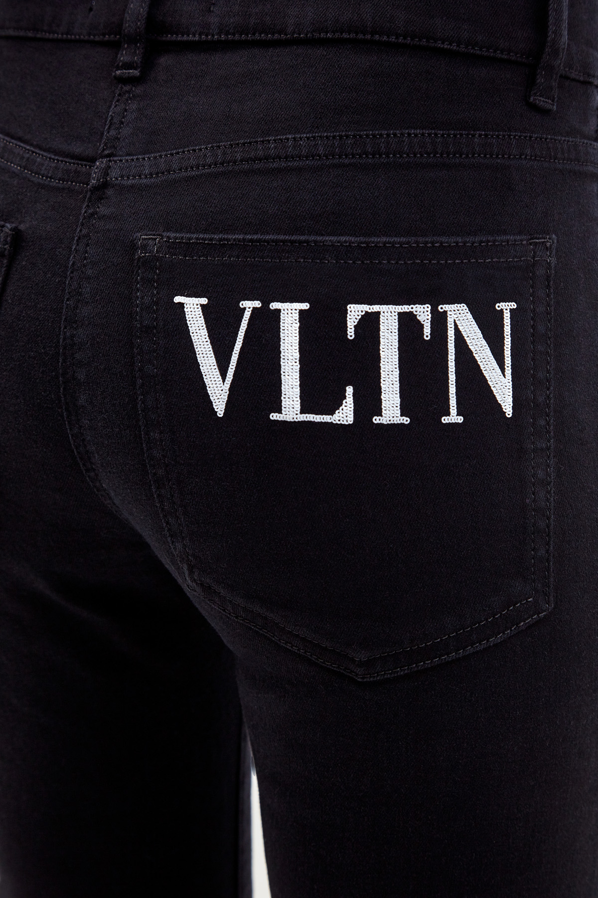 Однотонные джинсы-skinny из денима с контрастным принтом Vlogo Signature VALENTINO, цвет черный, размер 38;40;42;42 - фото 6