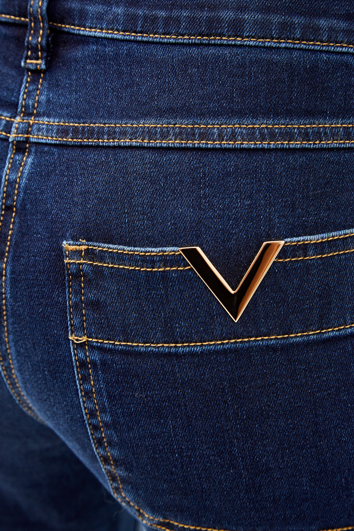 Джинсы из денима stretch с литой символикой «V» VALENTINO, цвет синий, размер 38;40 - фото 6