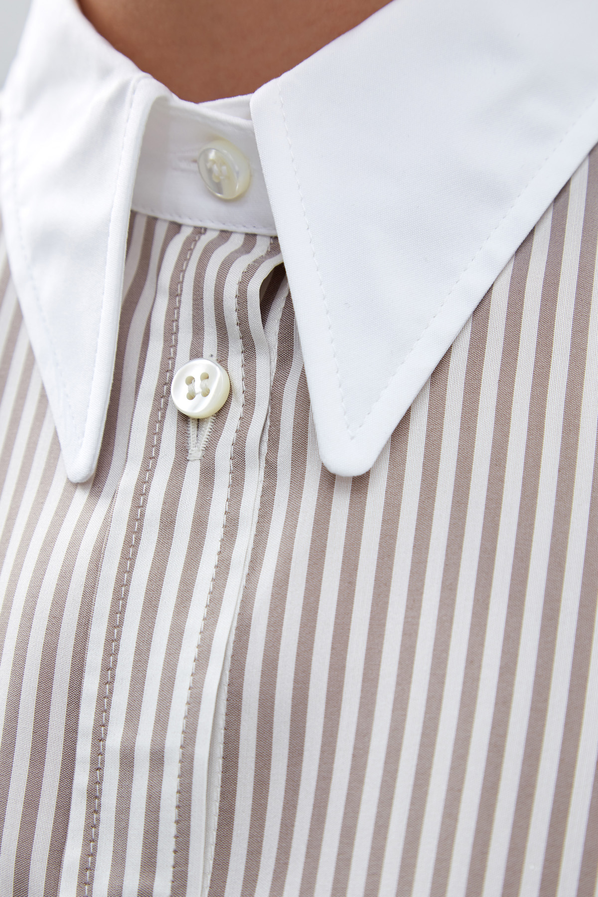 Шелковая рубашка-oversize с запонками из гематита BRUNELLO CUCINELLI, цвет бежевый, размер 48;38 - фото 6