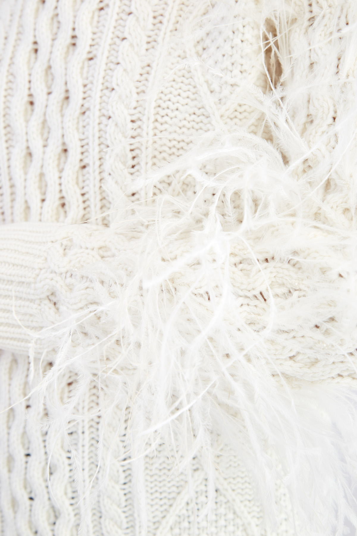 Удлиненный джемпер узорной вязки с ручной отделкой перьями в тон VALENTINO, цвет белый, размер 38 - фото 5