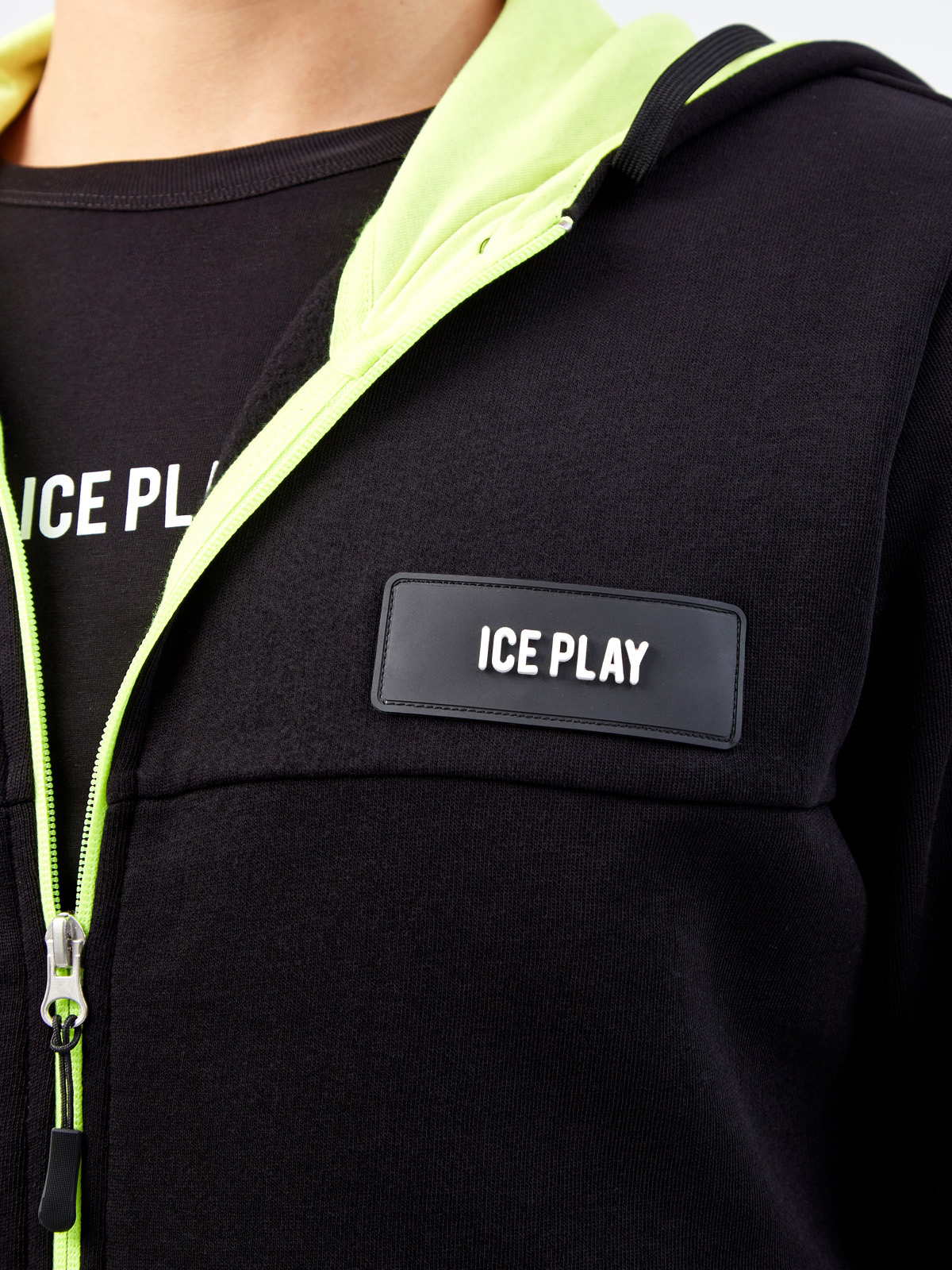 Спортивная толстовка из футера с контрастной отделкой