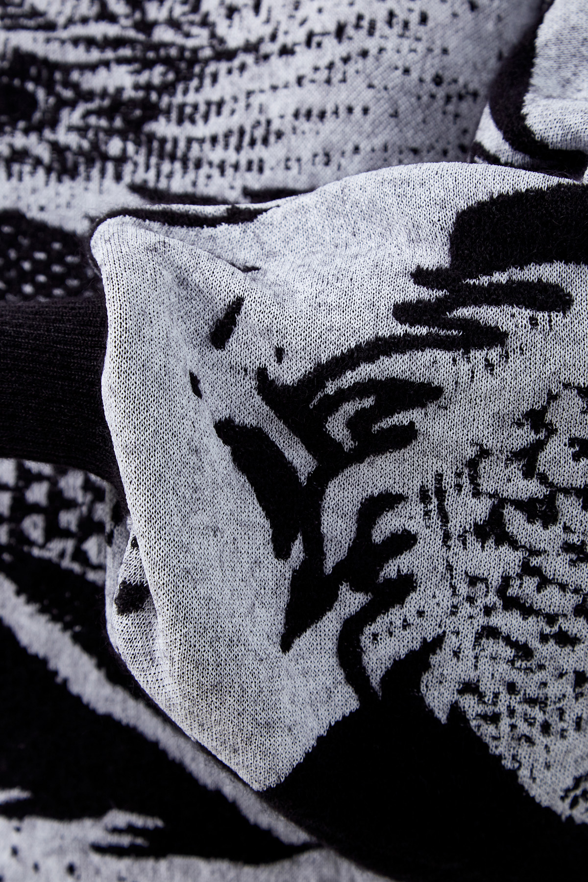 Свитер объемного кроя из мохера с вышитым принтом BALMAIN, цвет черный, размер 38 - фото 6