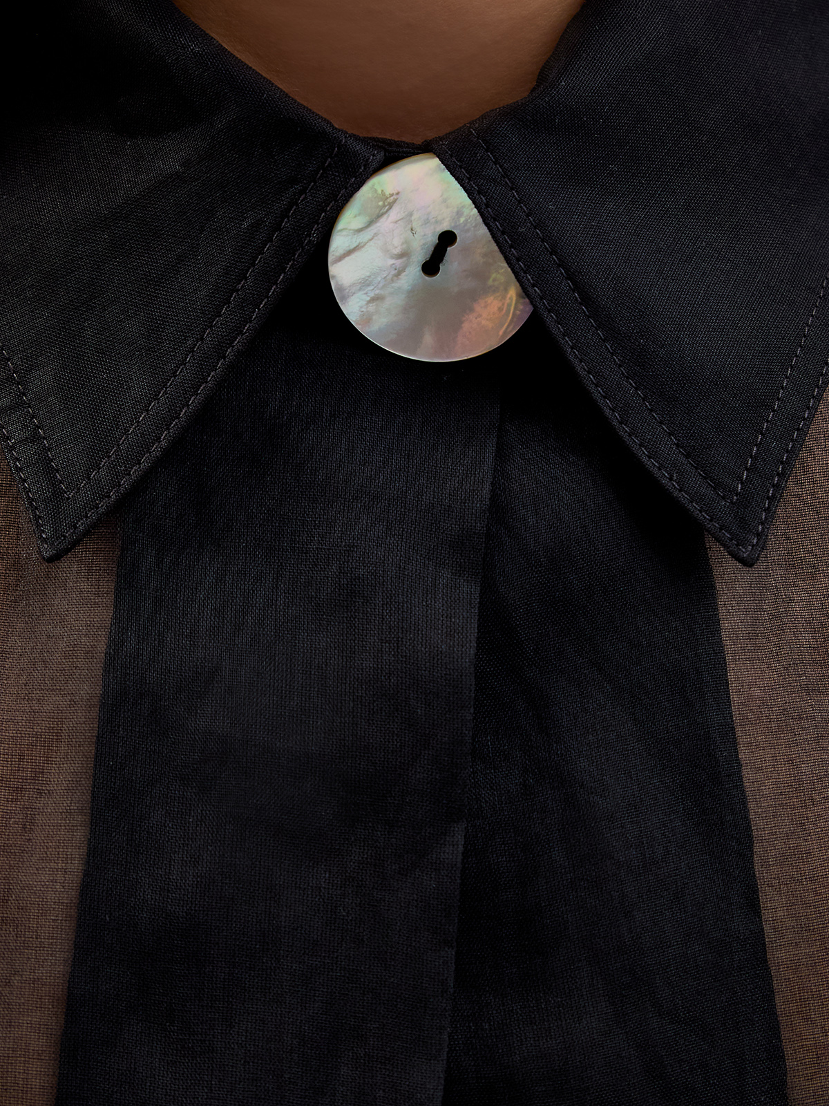 Полупрозрачная блуза из хлопкового шифона с перламутровой пуговицей GENTRYPORTOFINO, цвет черный, размер 40;44 - фото 5