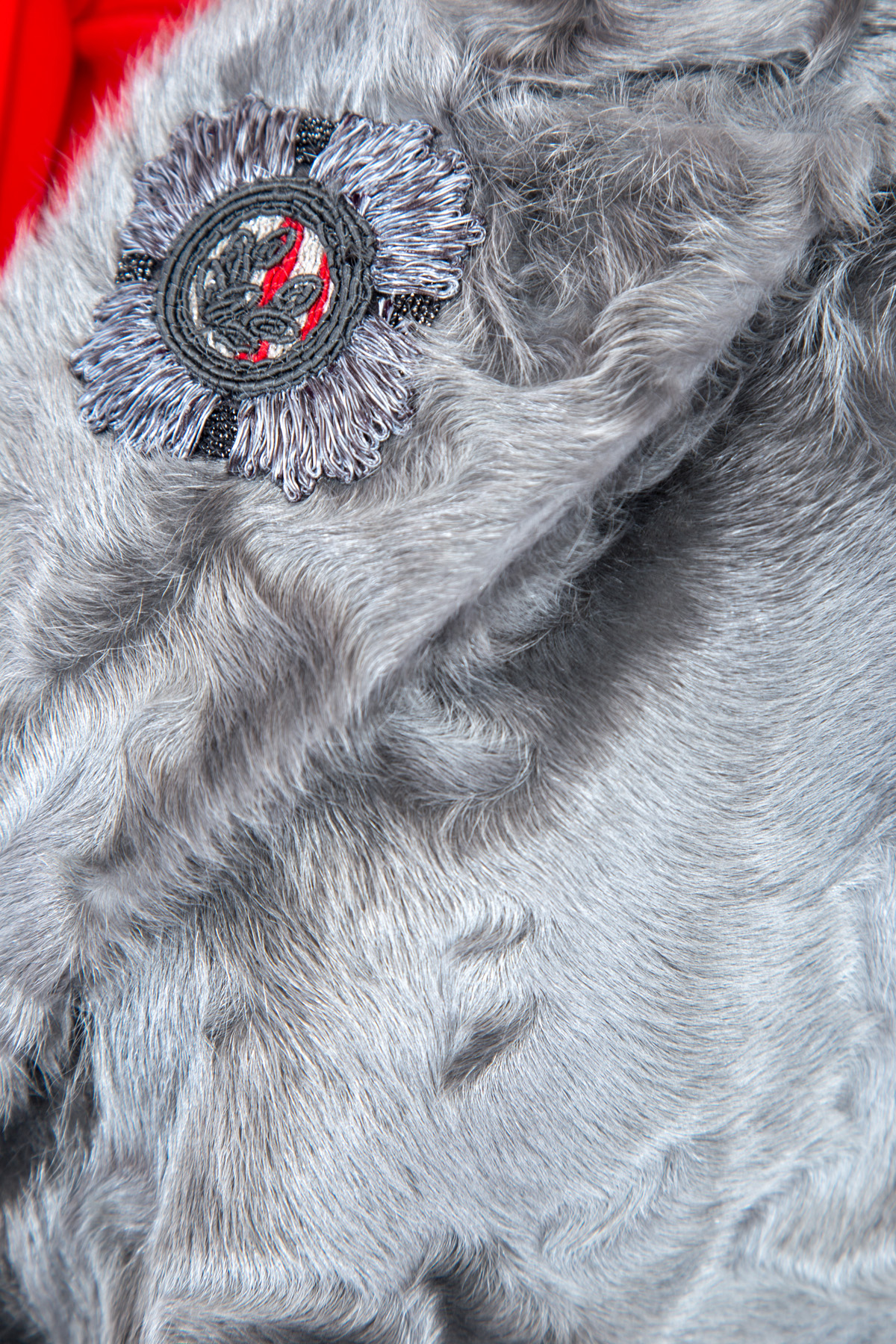 Шуба прямого кроя из меха ягненка с отделкой в стиле милитари ERMANNO SCERVINO, цвет серый, размер 42 - фото 5