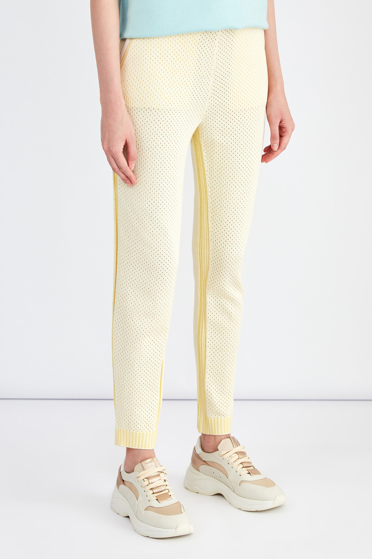 Перфорированные спортивные брюки с вязаными лампасами в полоску MAISON ULLENS, цвет желтый, размер 34;36;38 - фото 3