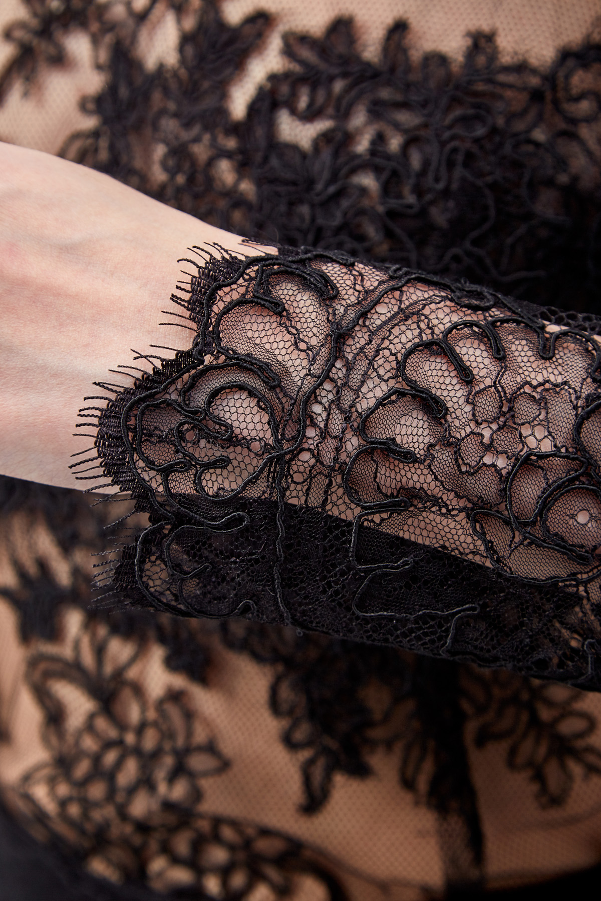 Кружевная блуза из вуали с вышивкой ручной работы ERMANNO SCERVINO, цвет черный, размер 42;40 - фото 5