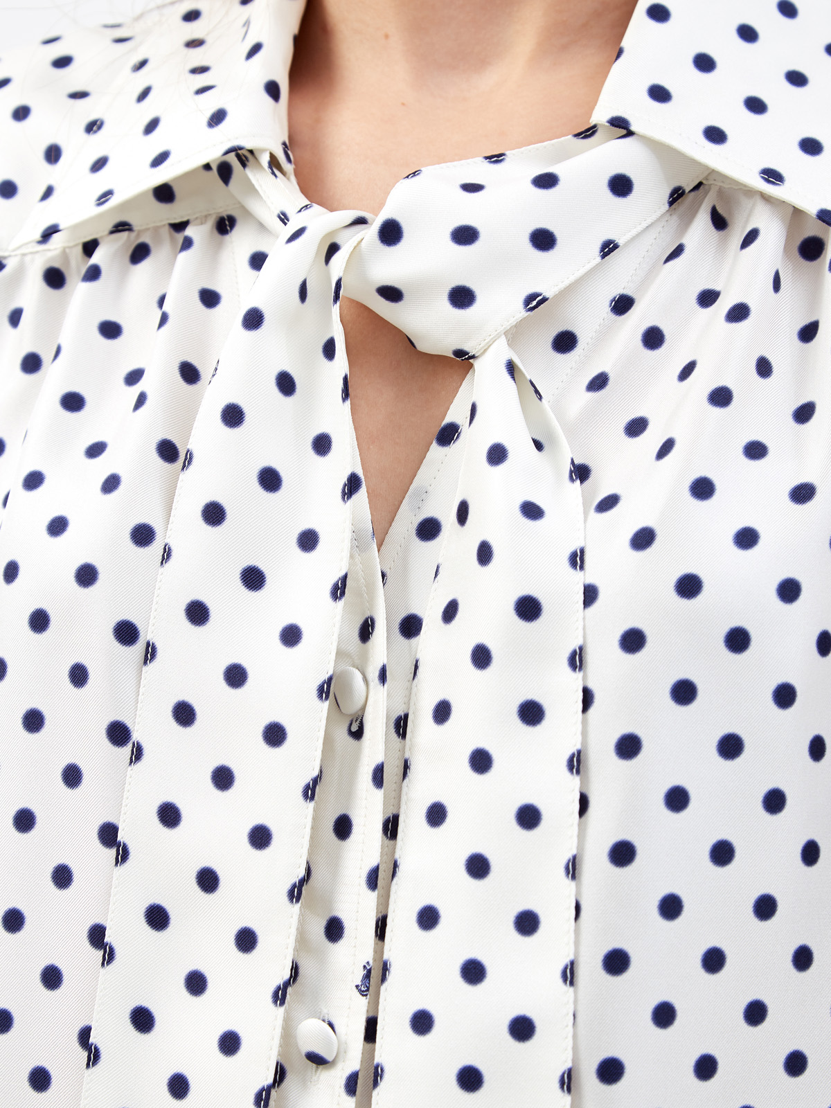 Шелковая блуза в винтажном стиле с принтом в горох