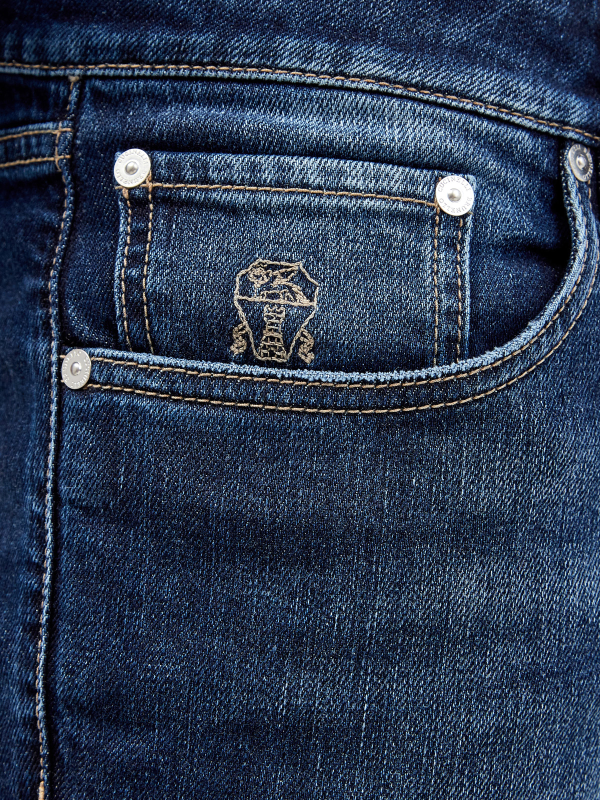 Джинсы-slim из эластичного денима с вышитым логотипом BRUNELLO CUCINELLI, цвет синий, размер 50;52;54 - фото 5