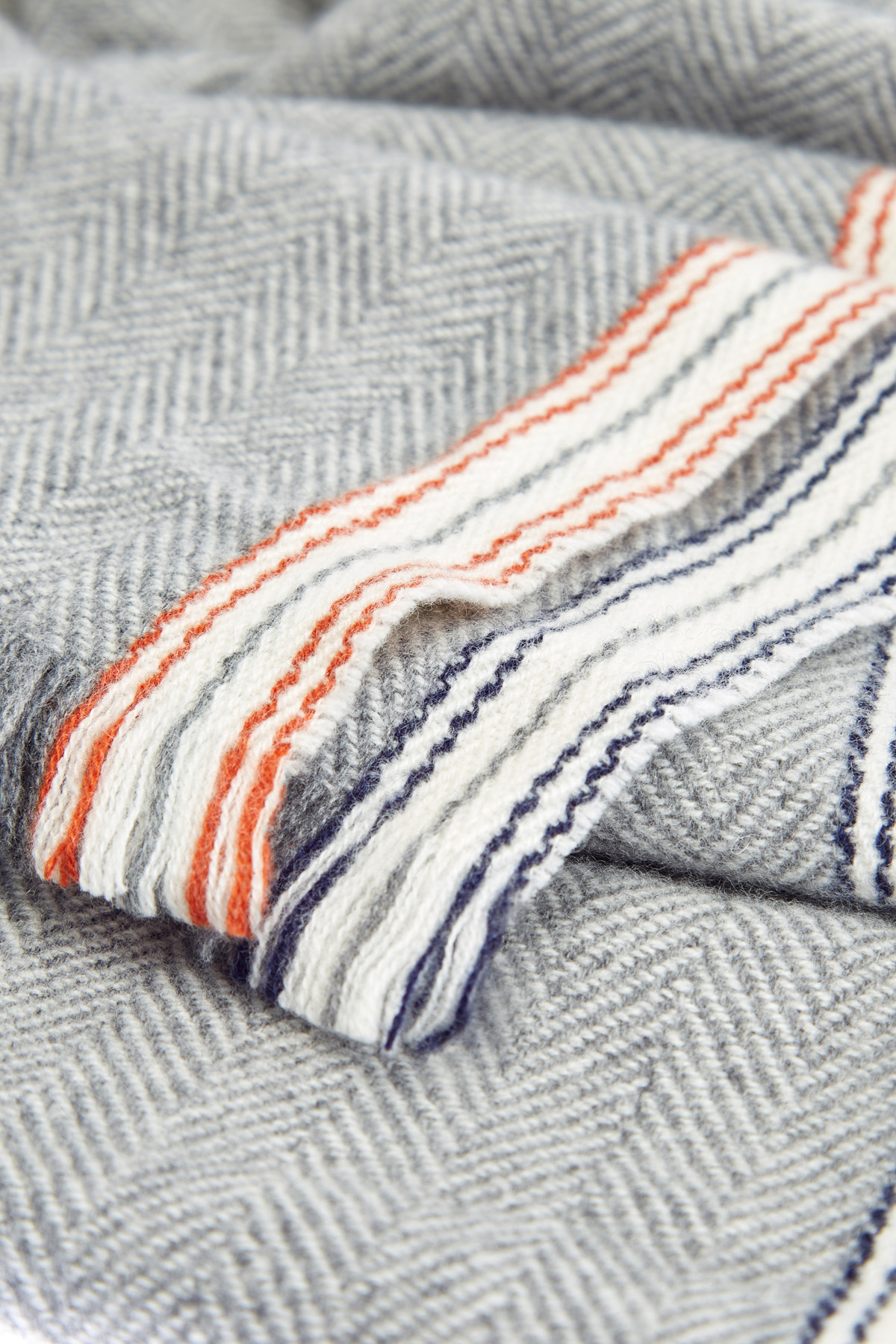 Кашемировый шарф из фактурной пряжи с контрастным декором BRUNELLO CUCINELLI, цвет серый, размер 40;42;44;46 - фото 3