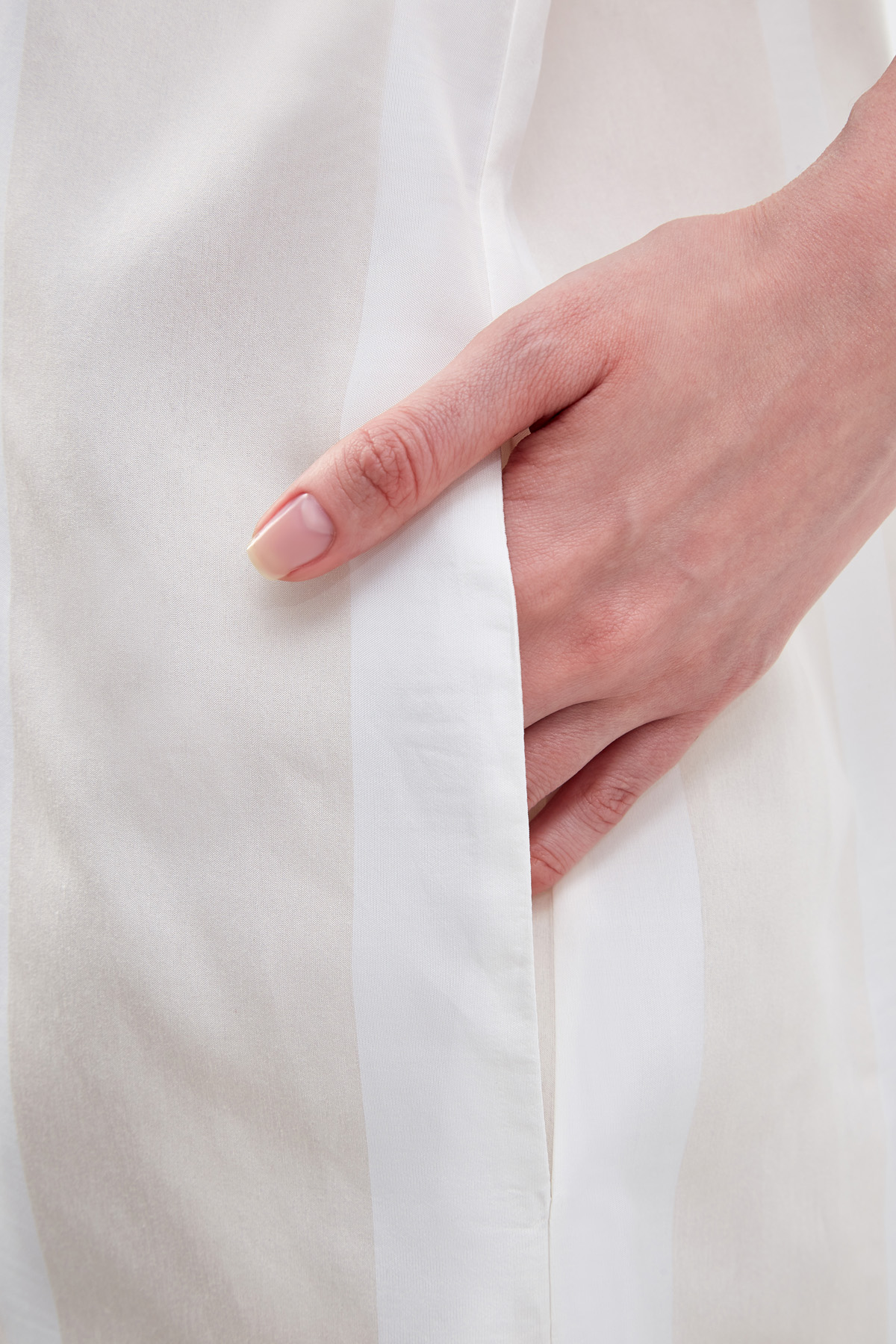 Легкое платье с объемными карманами и отворотами на рукавах LORENA ANTONIAZZI, цвет бежевый, размер 40 - фото 3
