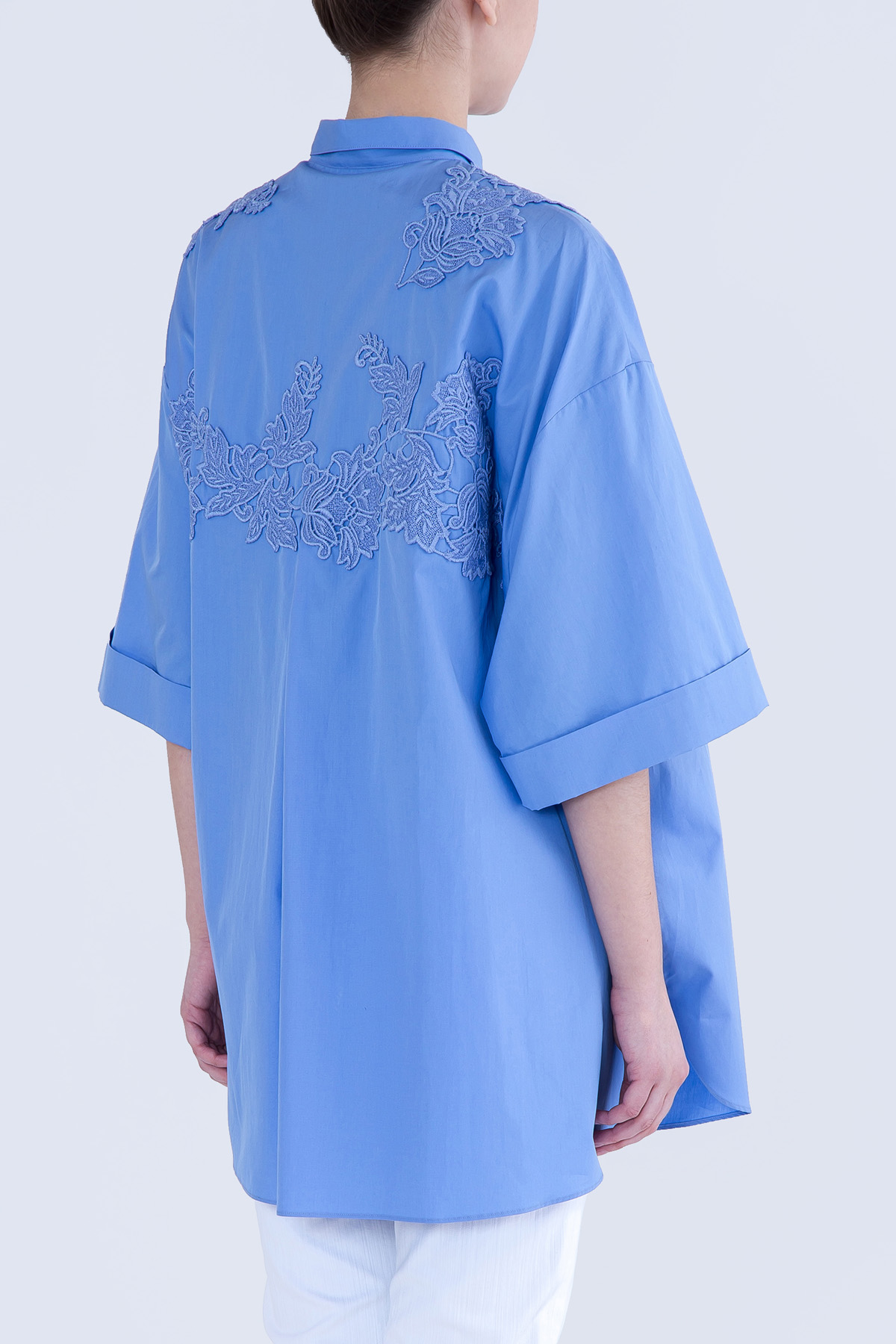 Oversize-блуза с плиссированной вставкой и кружевной отделкой ERMANNO SCERVINO, цвет голубой, размер 48 - фото 4
