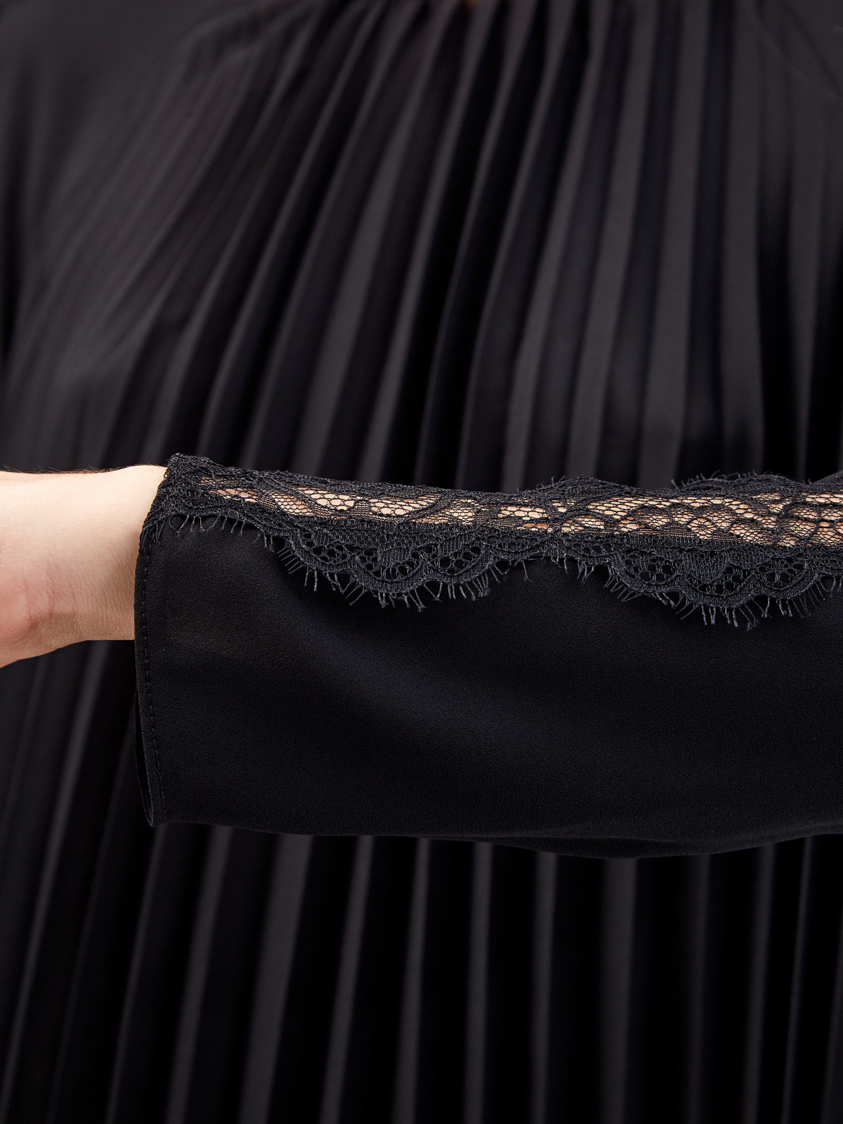 Плиссированное платье из жоржета с кружевной отделкой REDVALENTINO, цвет черный, размер M;L;S - фото 5