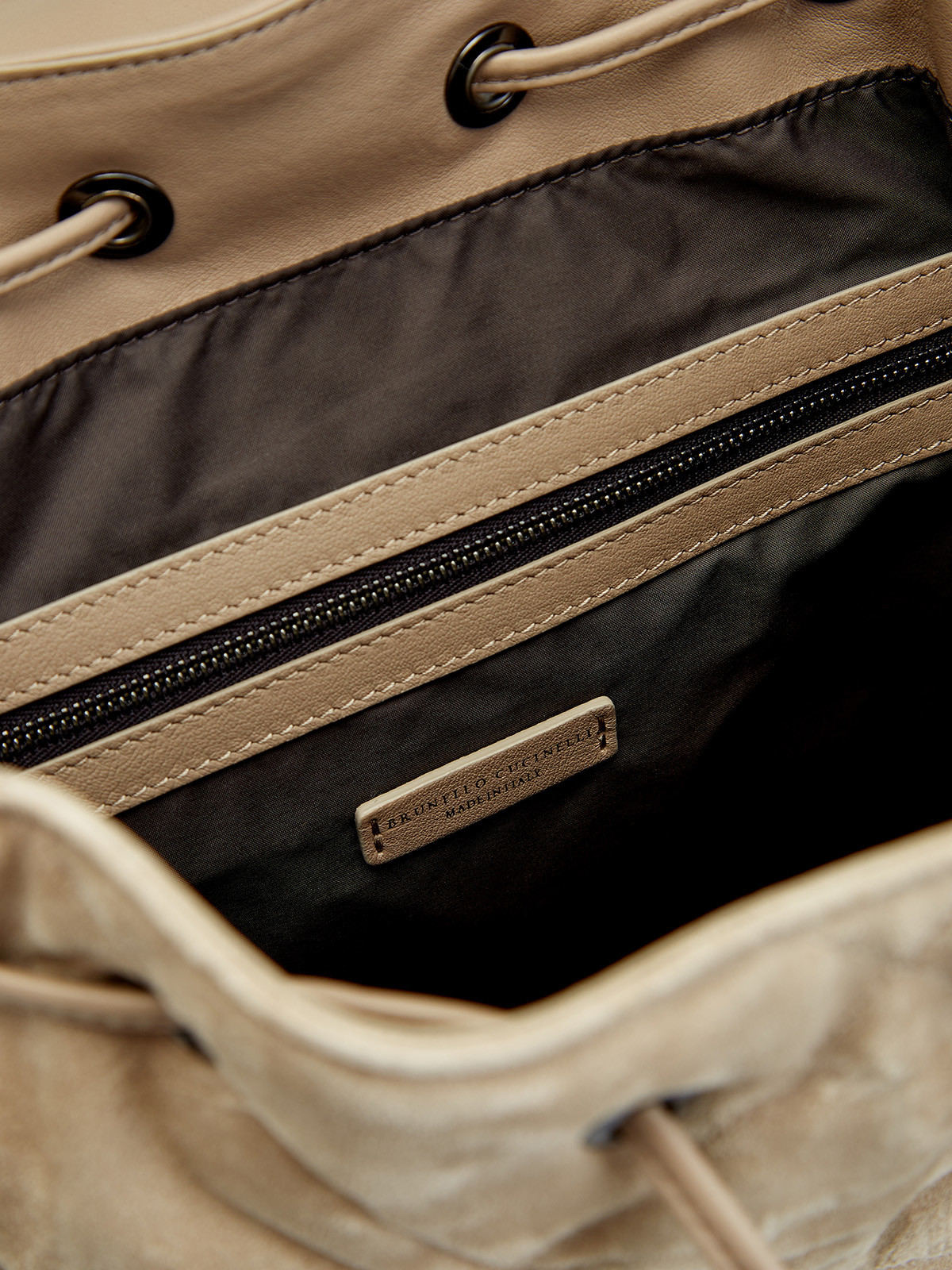 Рюкзак из стеганой замши с отделкой ручной работы BRUNELLO CUCINELLI, цвет бежевый, размер M;XL - фото 6