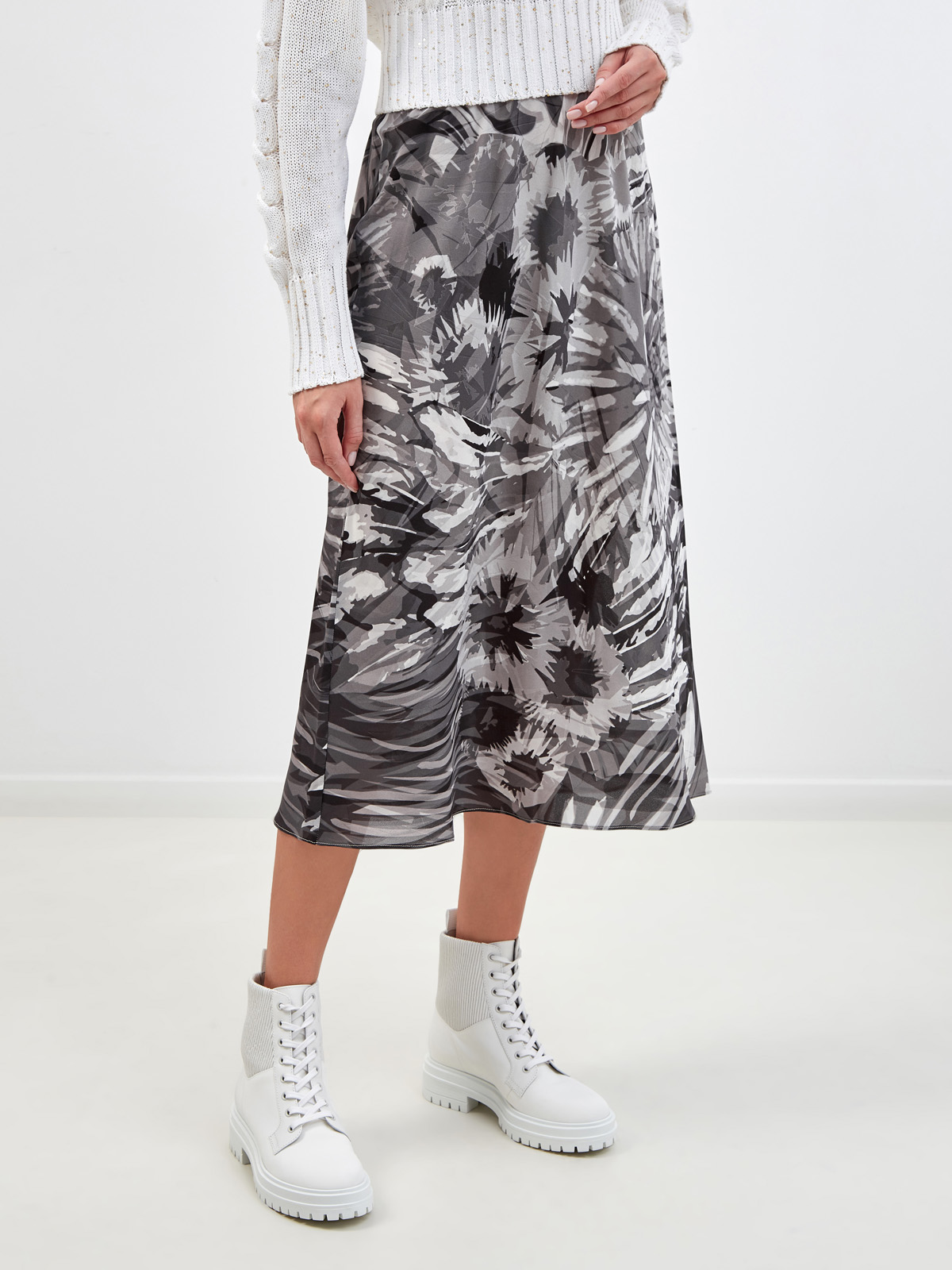 Струящаяся юбка-миди из шелка с принтом RE VERA, цвет серый, размер 46;48;44 - фото 3