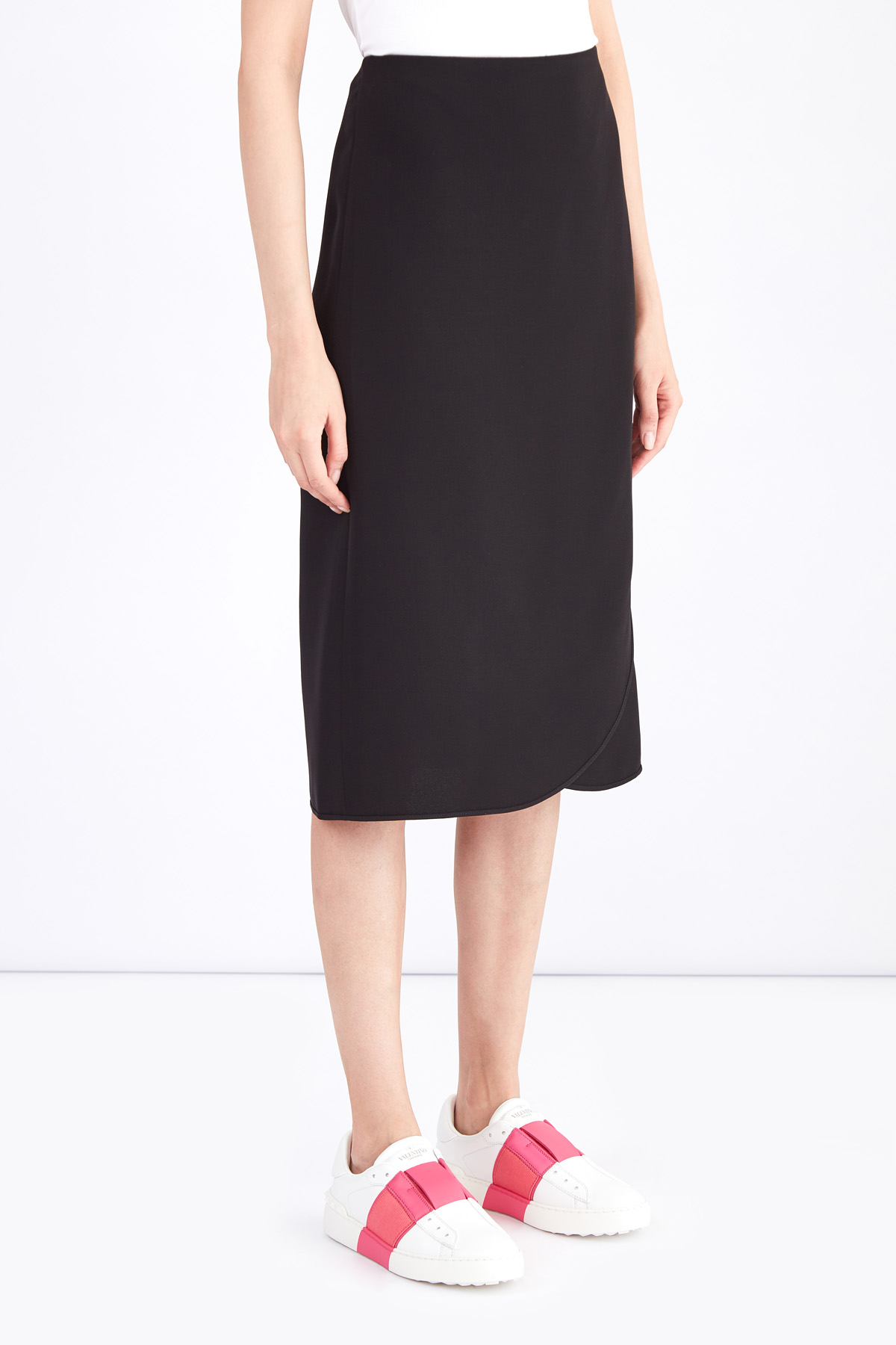 Минималистичная юбка на запах из черного шелка VALENTINO, цвет черный, размер 40 - фото 3