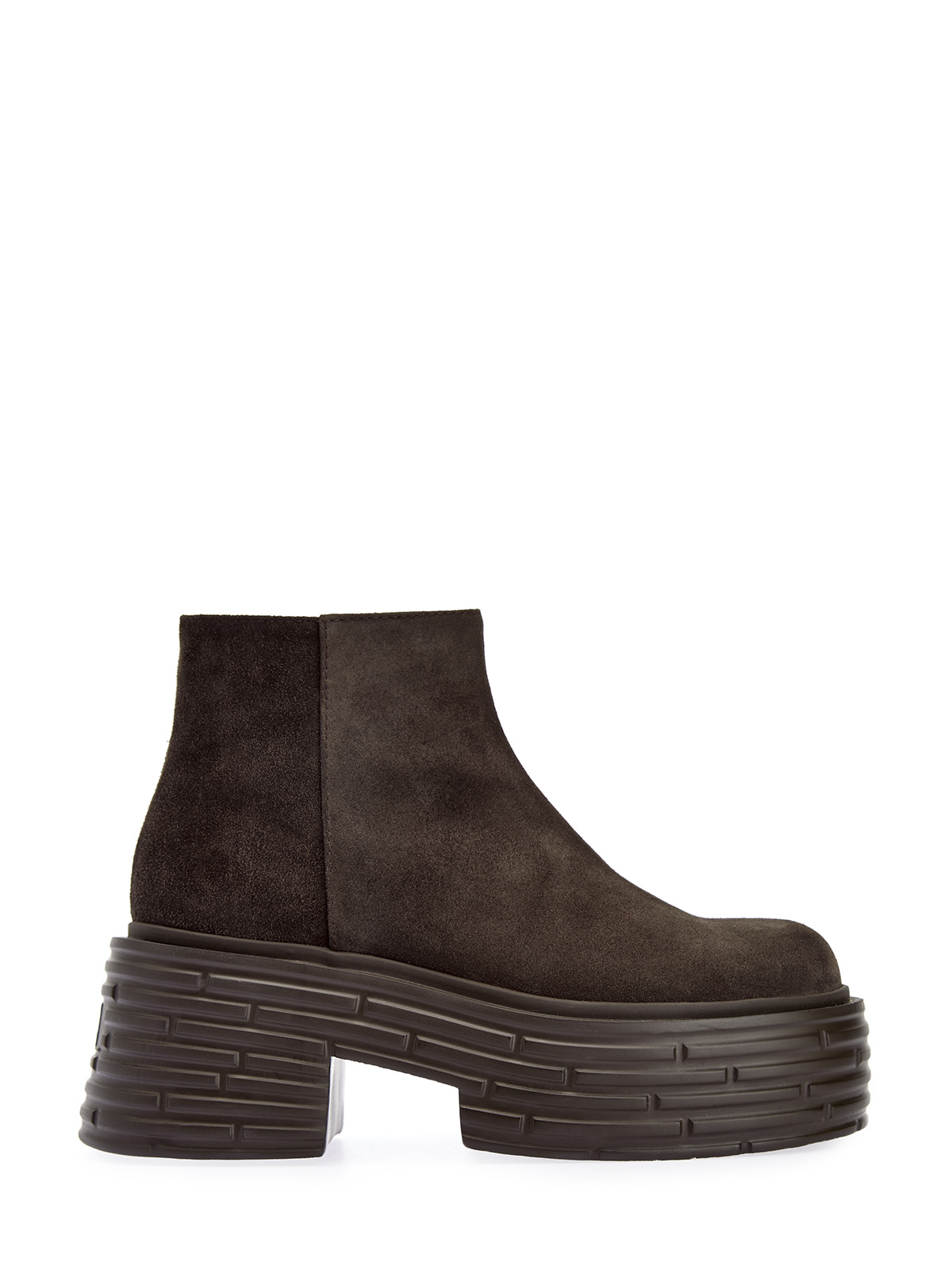 Замшевые ботинки на массивной рельефной подошве 47610₽