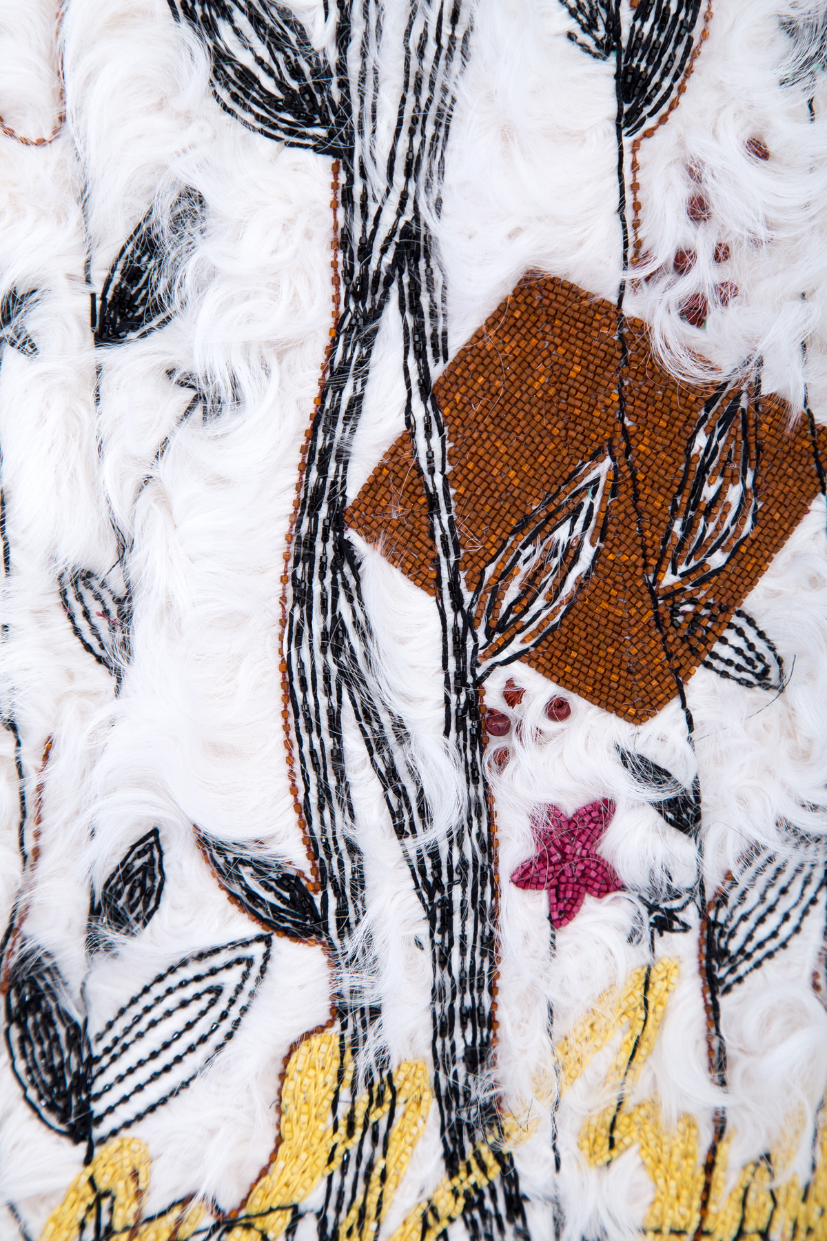 Пальто из меха ягненка с вышивкой ручной работы VALENTINO, цвет белый, размер 42 - фото 5