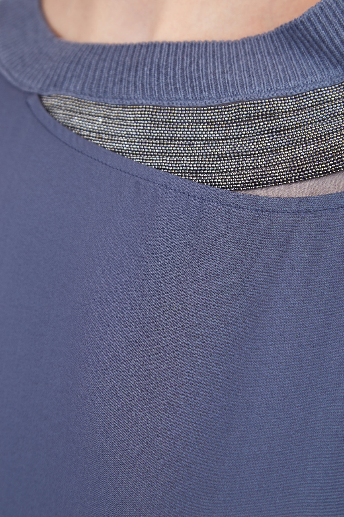Шелковая блузка с трикотажным воротом, разрезом и цепочками бусин FABIANA FILIPPI, цвет синий, размер 44 - фото 5