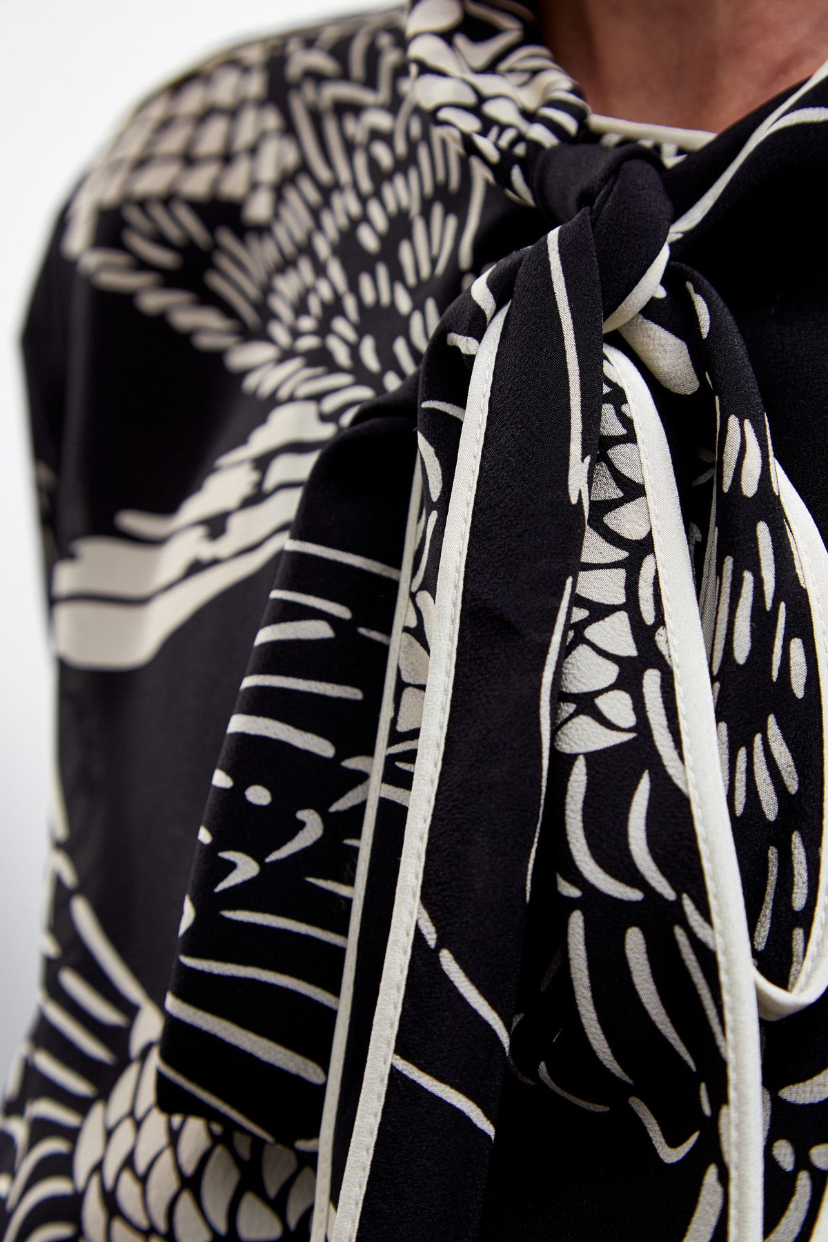 Шелковая блуза из крепдешина с принтом Phoenix REDVALENTINO, цвет черный, размер 2XL;M - фото 5