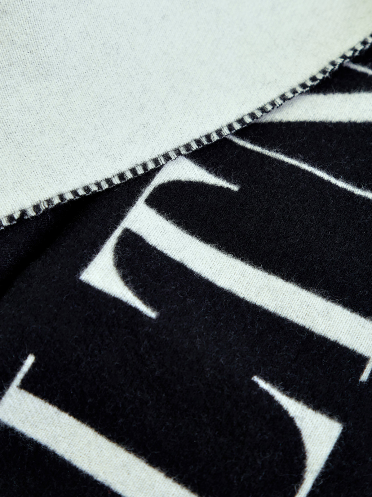 Шерстяной шарф с добавлением кашемира и макро-принтом VLTN VALENTINO GARAVANI, цвет черный, размер 36;36.5;37;37.5;38;38.5;39;40;41;39.5 - фото 2