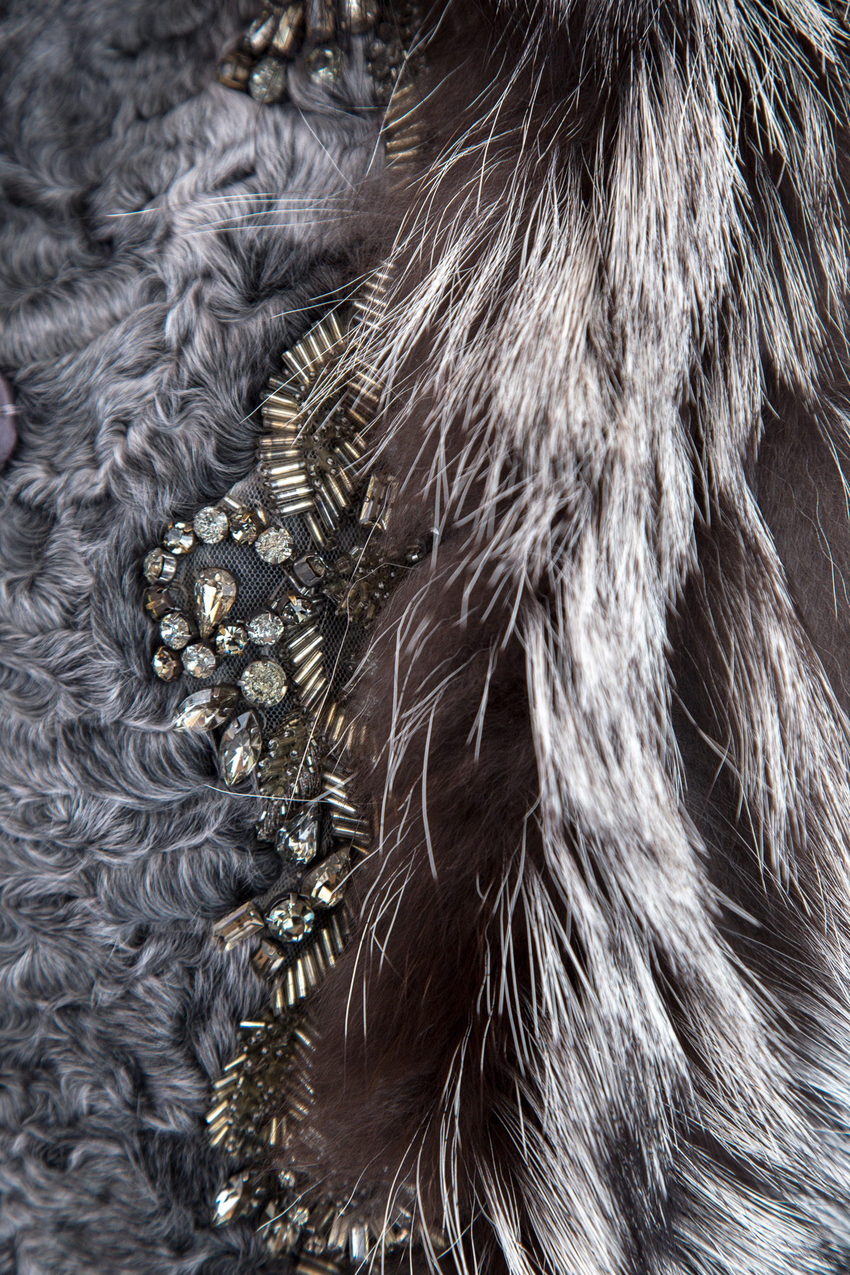 Шуба из каракуля с отделкой из меха чернобурой лисы ALBERTA FERRETTI, цвет серый, размер 42 - фото 5