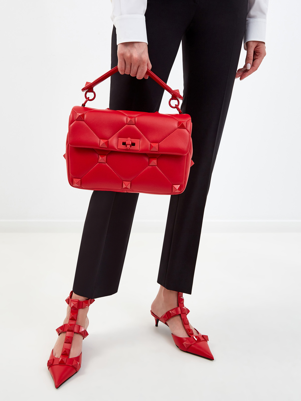 Стеганая сумка Roman Stud из мягкой кожи наппа VALENTINO, цвет красный, размер 42 - фото 2