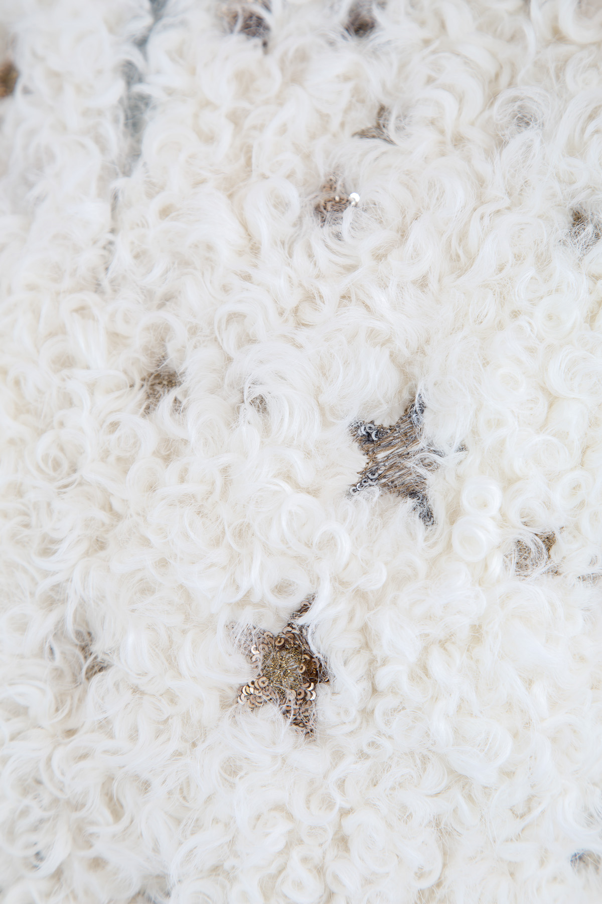 Расклешенная шуба из овчины с вышивкой пайетками и бисером VALENTINO, цвет белый, размер 42 - фото 5