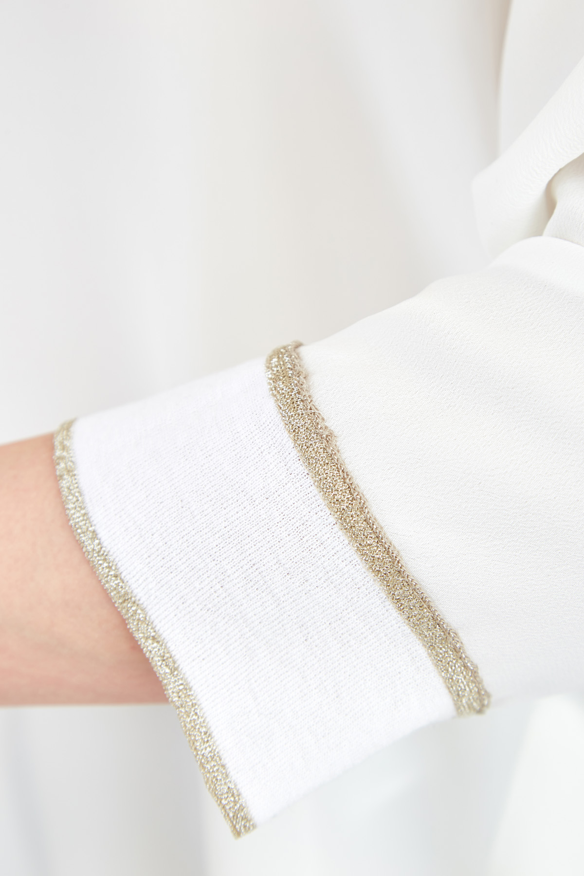 Блуза из шелковой ткани с манжетами из хлопка и люрекса LORENA ANTONIAZZI, цвет белый, размер 38;42;44;46 - фото 5