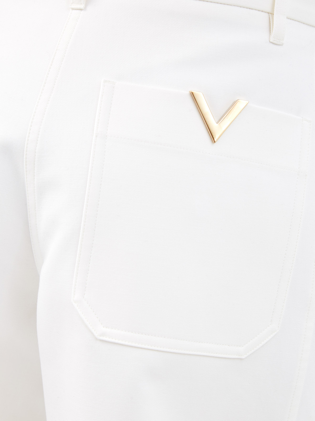 Саржевые шорты с объемными швами и литой символикой «V» VALENTINO, цвет белый, размер 38;42;40 - фото 6