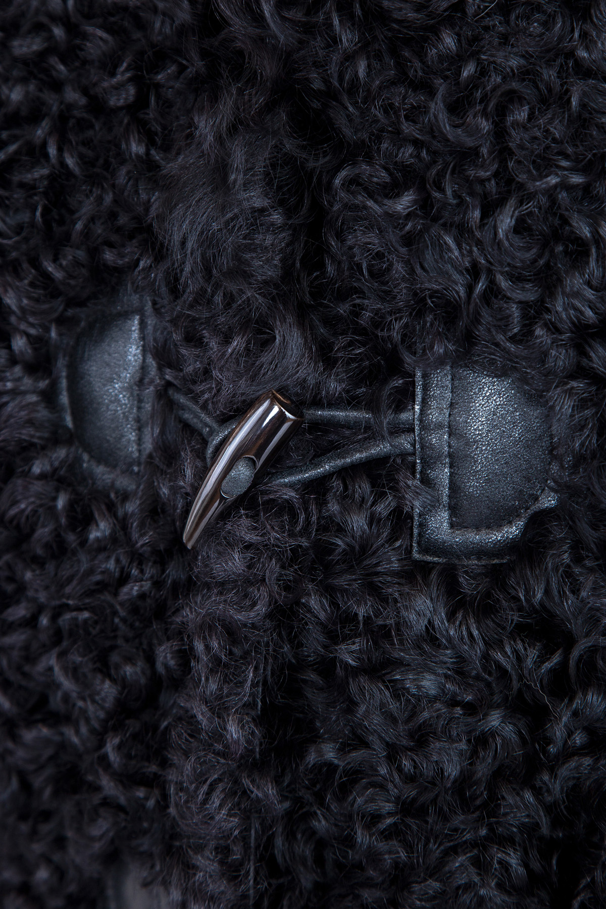 Шуба из меха ягненка прямого кроя с капюшоном VALENTINO, цвет черный, размер 40 - фото 5