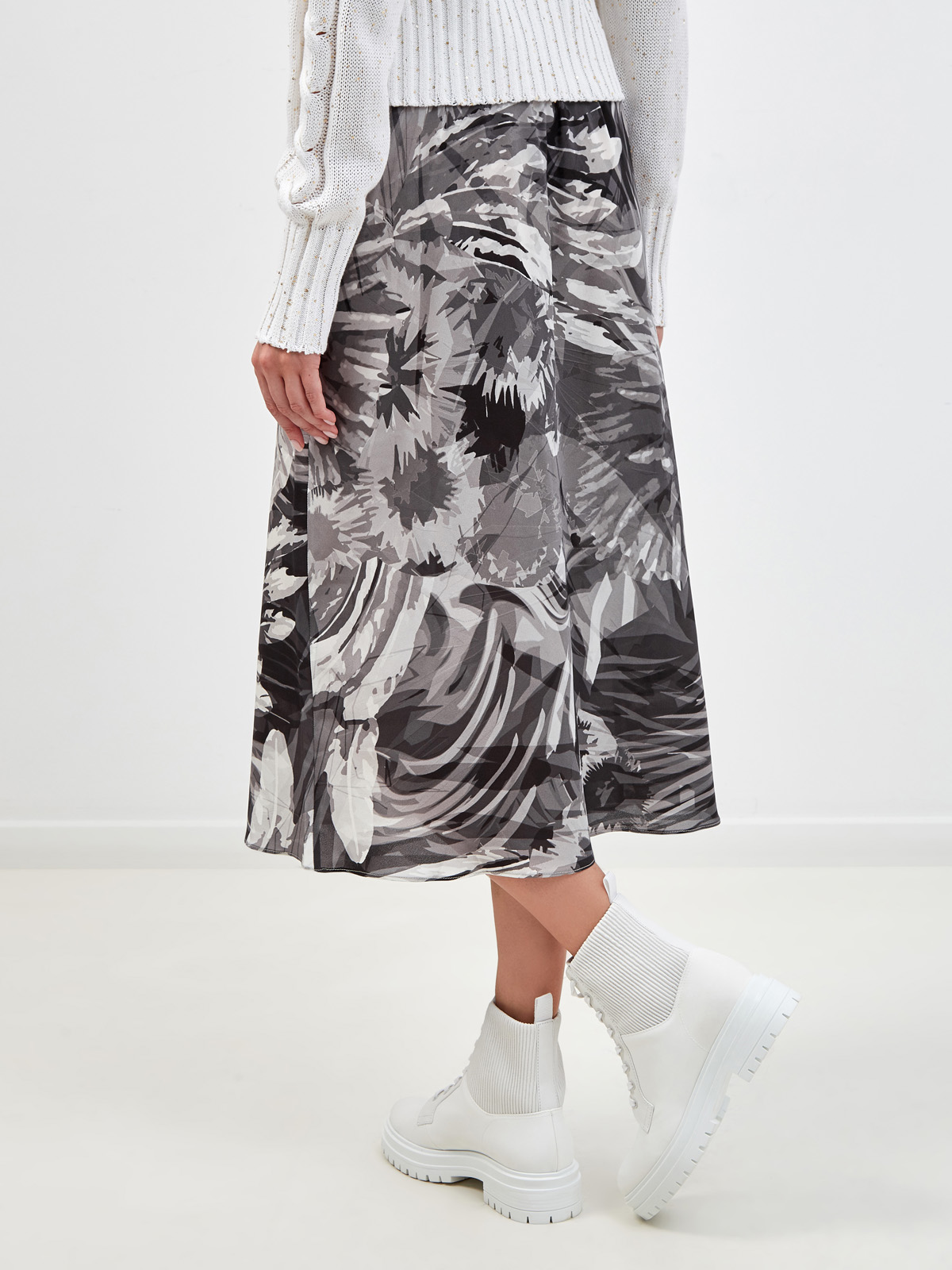 Струящаяся юбка-миди из шелка с принтом RE VERA, цвет серый, размер 46;48;44 - фото 4