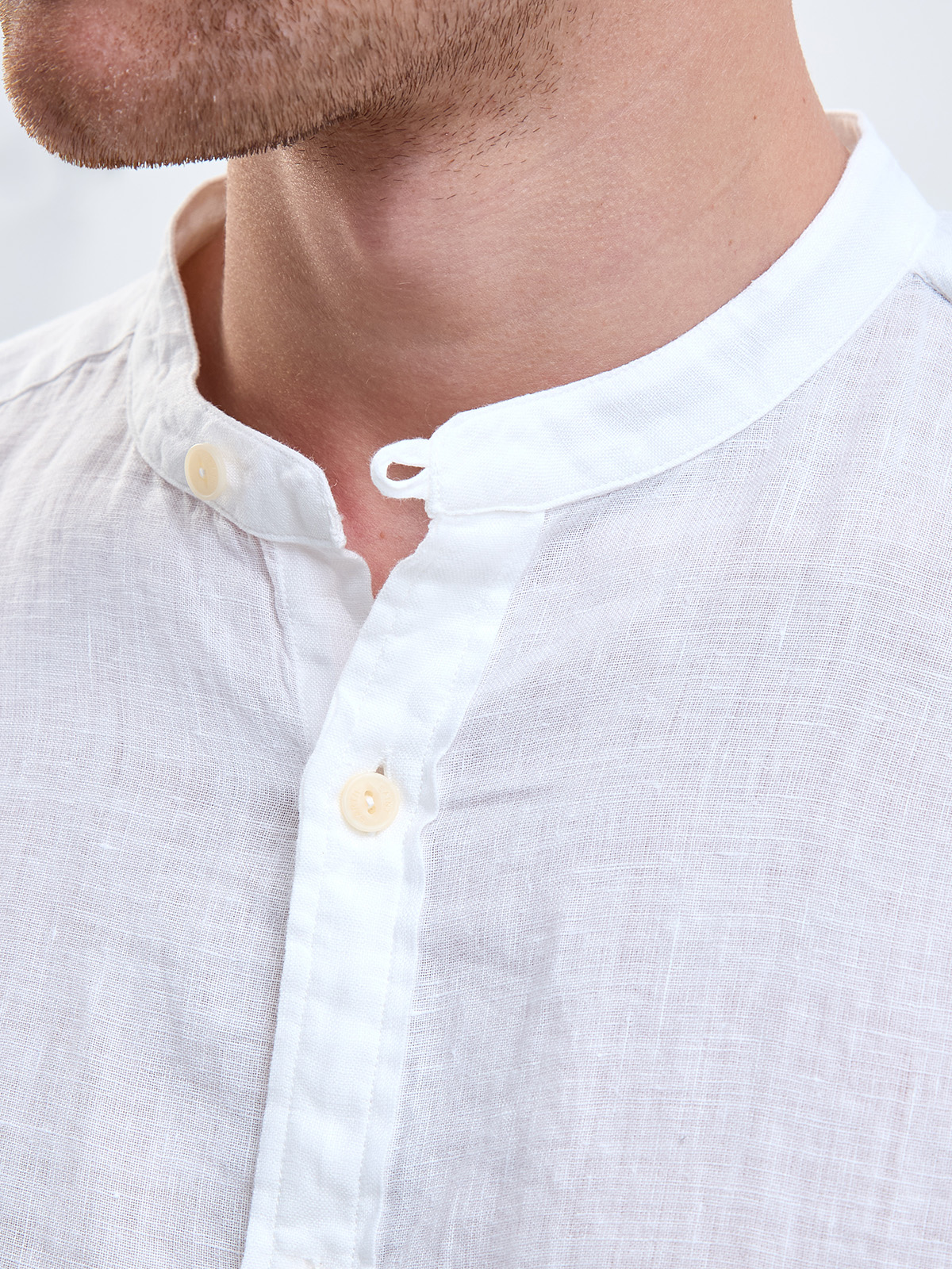 Белая рубашка из тонкой льняной ткани с корейским воротом MC2 SAINT BARTH, цвет белый, размер 48;50;52;54 - фото 5