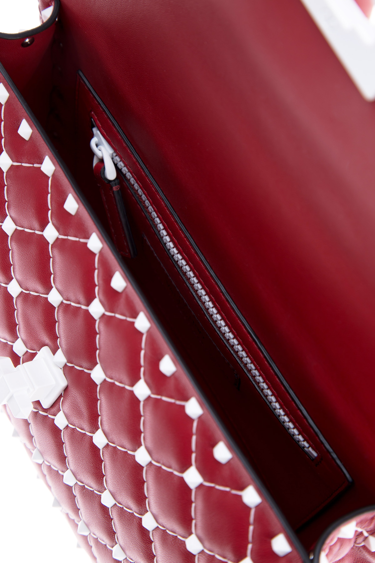 Красная сумка из кожи наппа с контрастной прострочкой и заклепками VALENTINO, цвет красный, размер 36.5;37.5 - фото 7