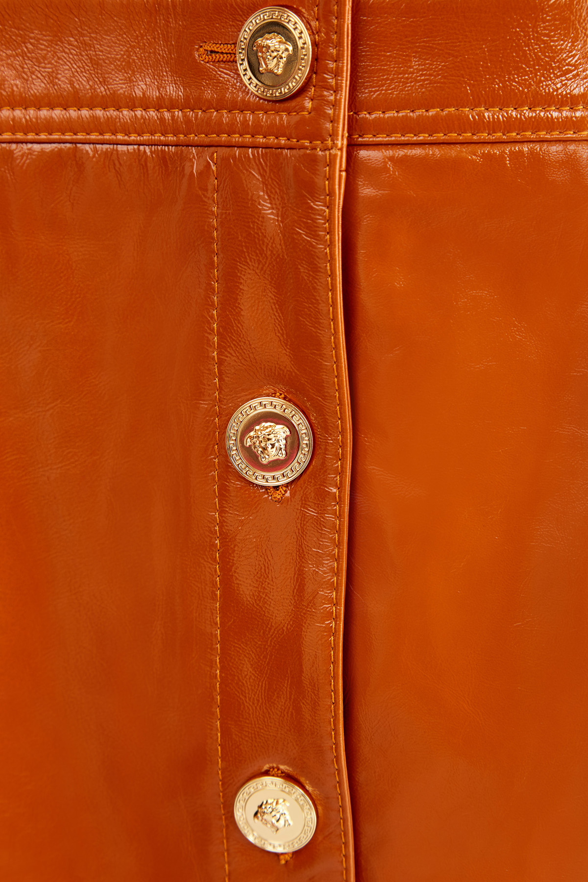 Юбка-карандаш из лакированной кожи наппа с застежкой на ряд пуговиц VERSACE, цвет оранжевый, размер 40 - фото 5