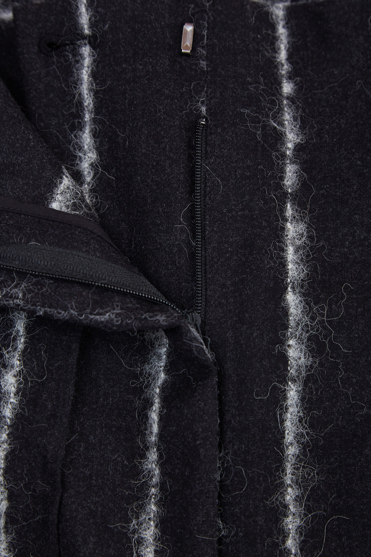 Брюки-палаццо с полосатым узором в интерпретации ворсистыми нитями LORENA ANTONIAZZI, цвет черный, размер 42 - фото 5