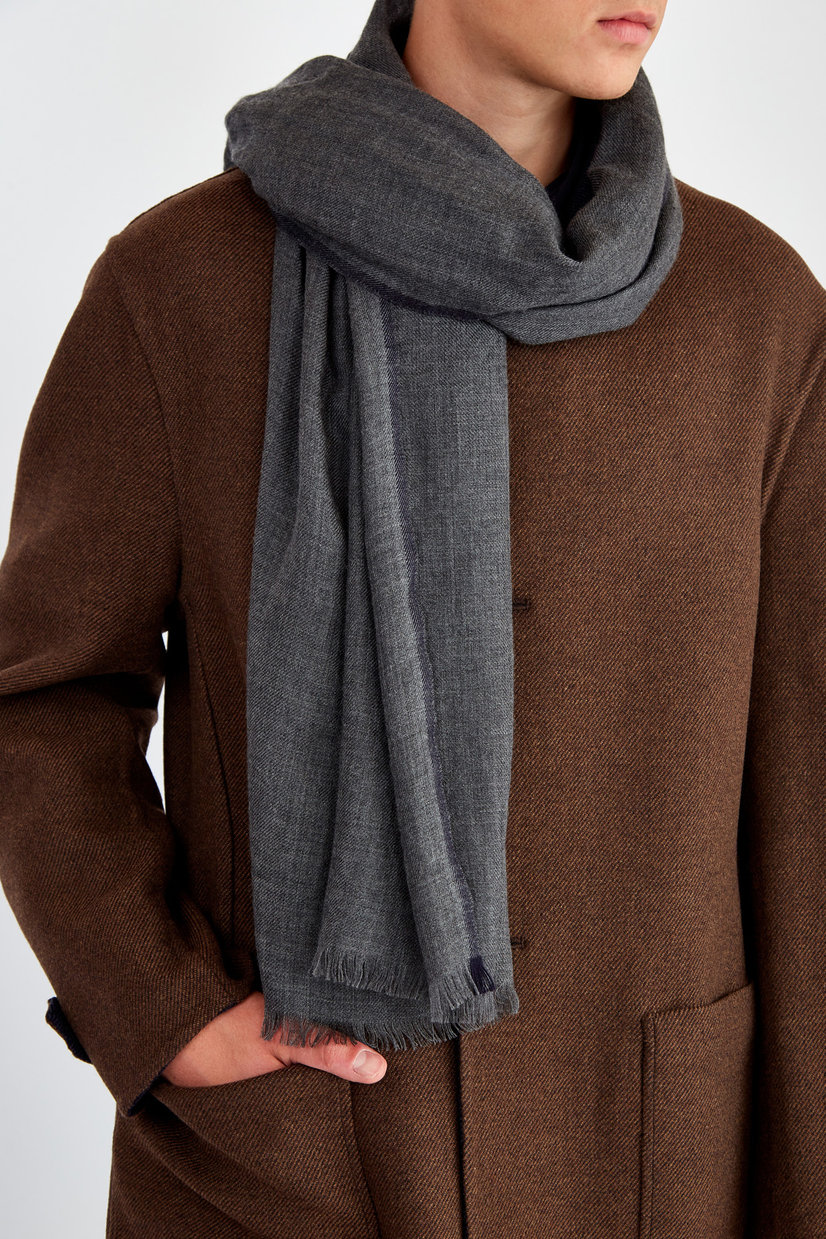 Кашемировый шарф с контрастной окантовкой BRUNELLO CUCINELLI, цвет серый, размер M - фото 2