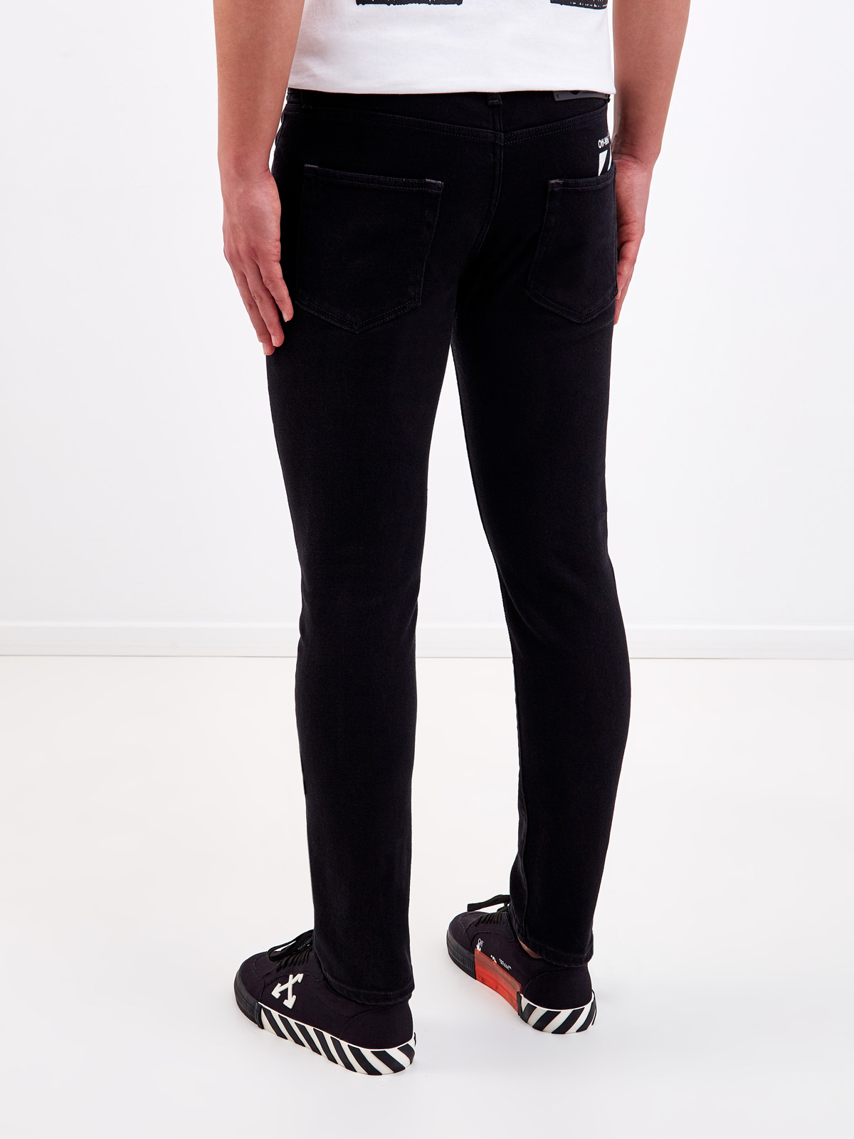 Черные джинсы-slim с контрастным диагональным принтом OFF-WHITE, цвет черный, размер 50;52;54 - фото 4