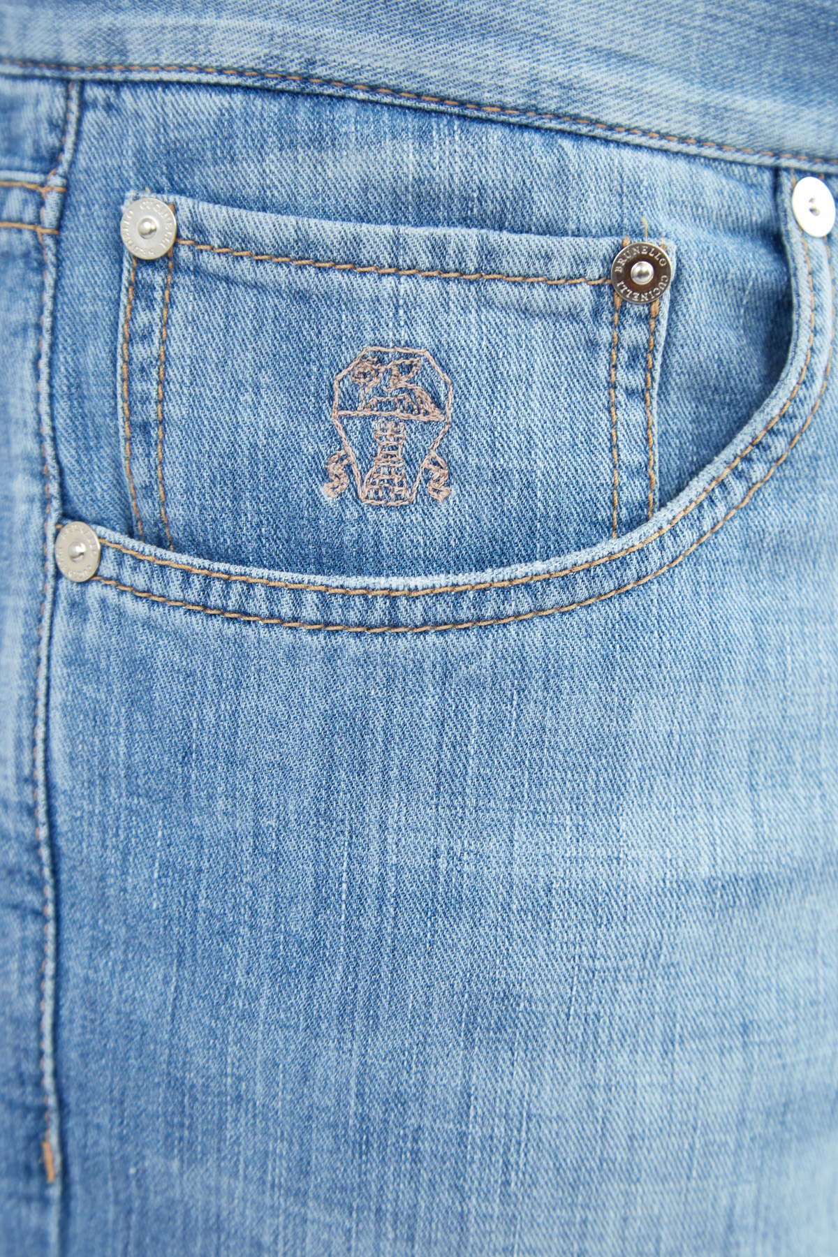 Зауженные джинсы из плотного денима с выбеленным эффектом BRUNELLO CUCINELLI, цвет голубой, размер 46 - фото 6