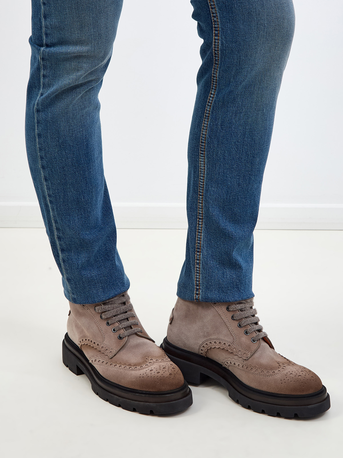 Ботинки из окрашенной вручную замши с узорной перфорацией SANTONI, цвет коричневый, размер 41;41.5;42.5;43.5 - фото 2