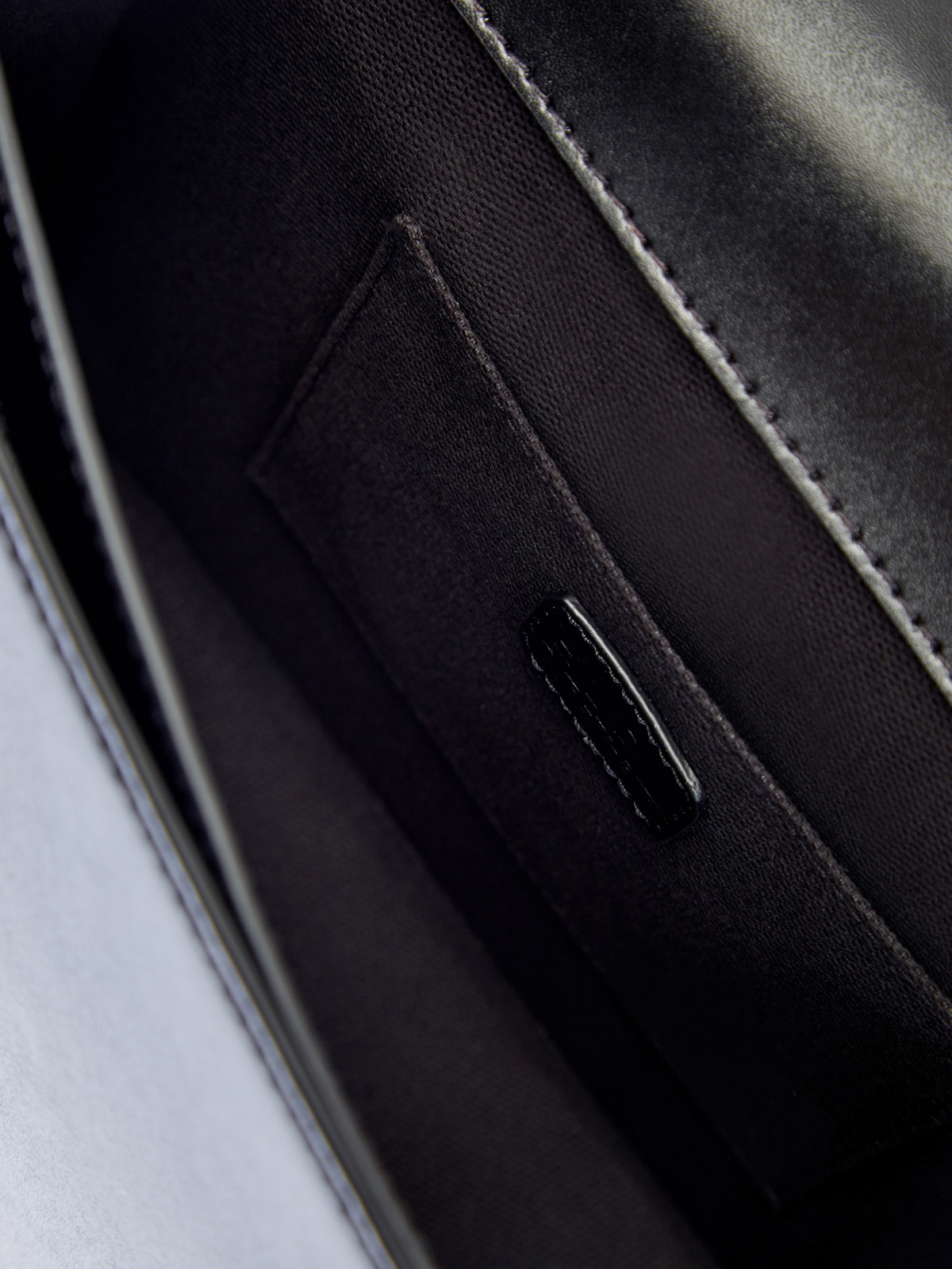 Кожаная сумка K/Karl Seven с отделкой из комбинированного металла KARL LAGERFELD, цвет черный, размер 44 Кожаная сумка K/Karl Seven с отделкой из комбинированного металла - фото 7