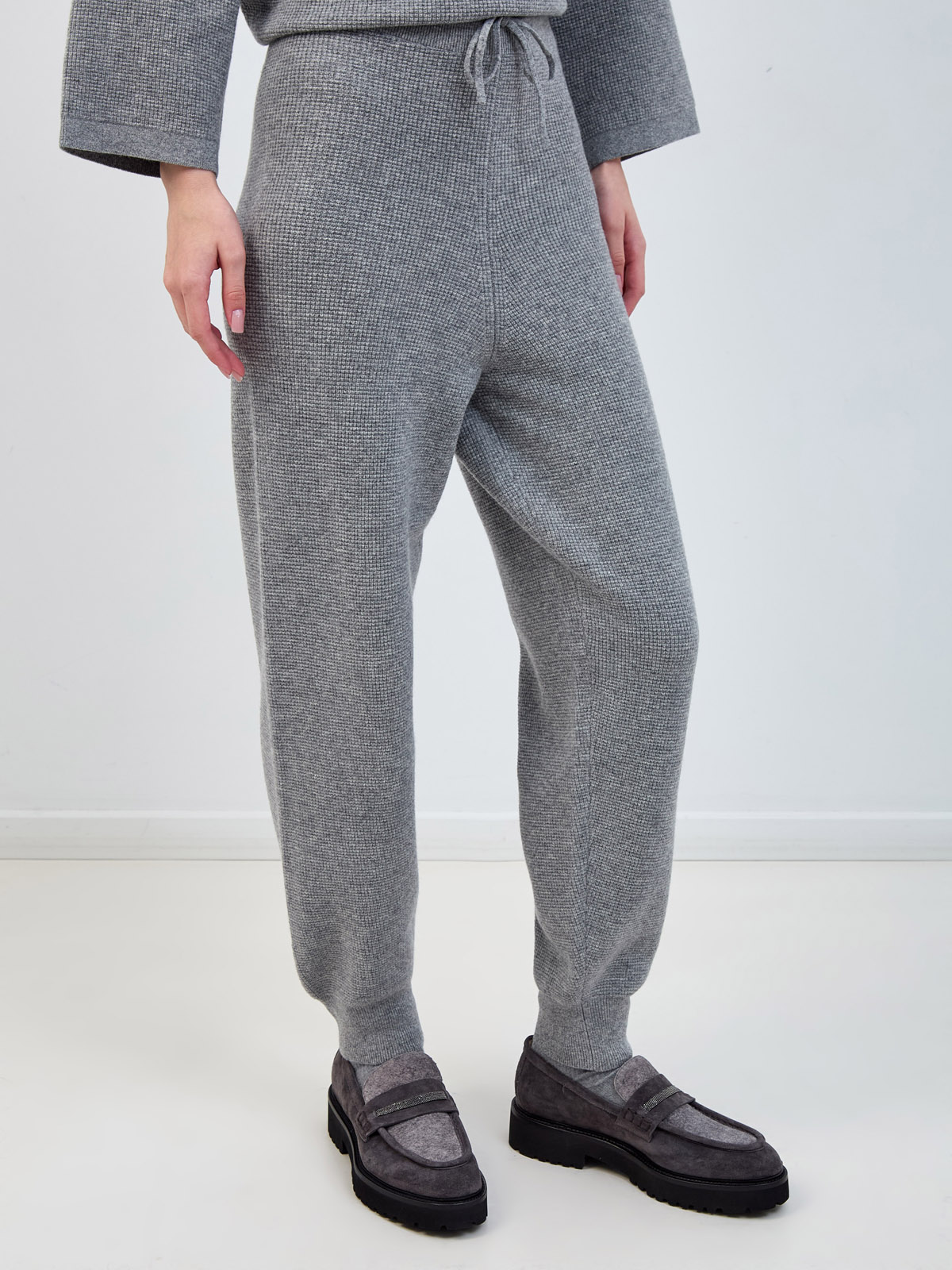 Вязаные джоггеры из шерсти, кашемира и шелка с кулиской Серый, фото 3