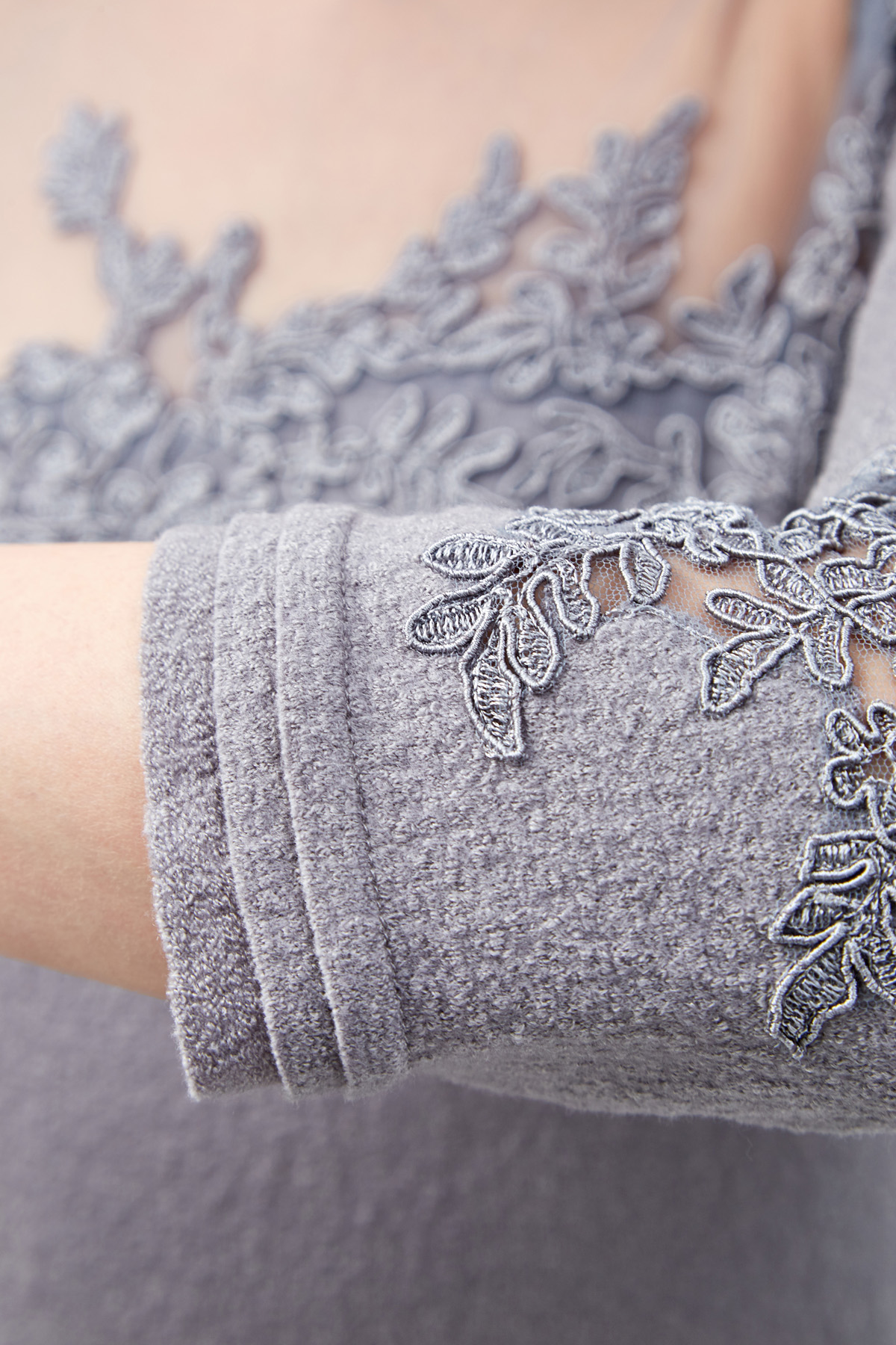 Блуза из шерсти и шелка с кружевной интарсией