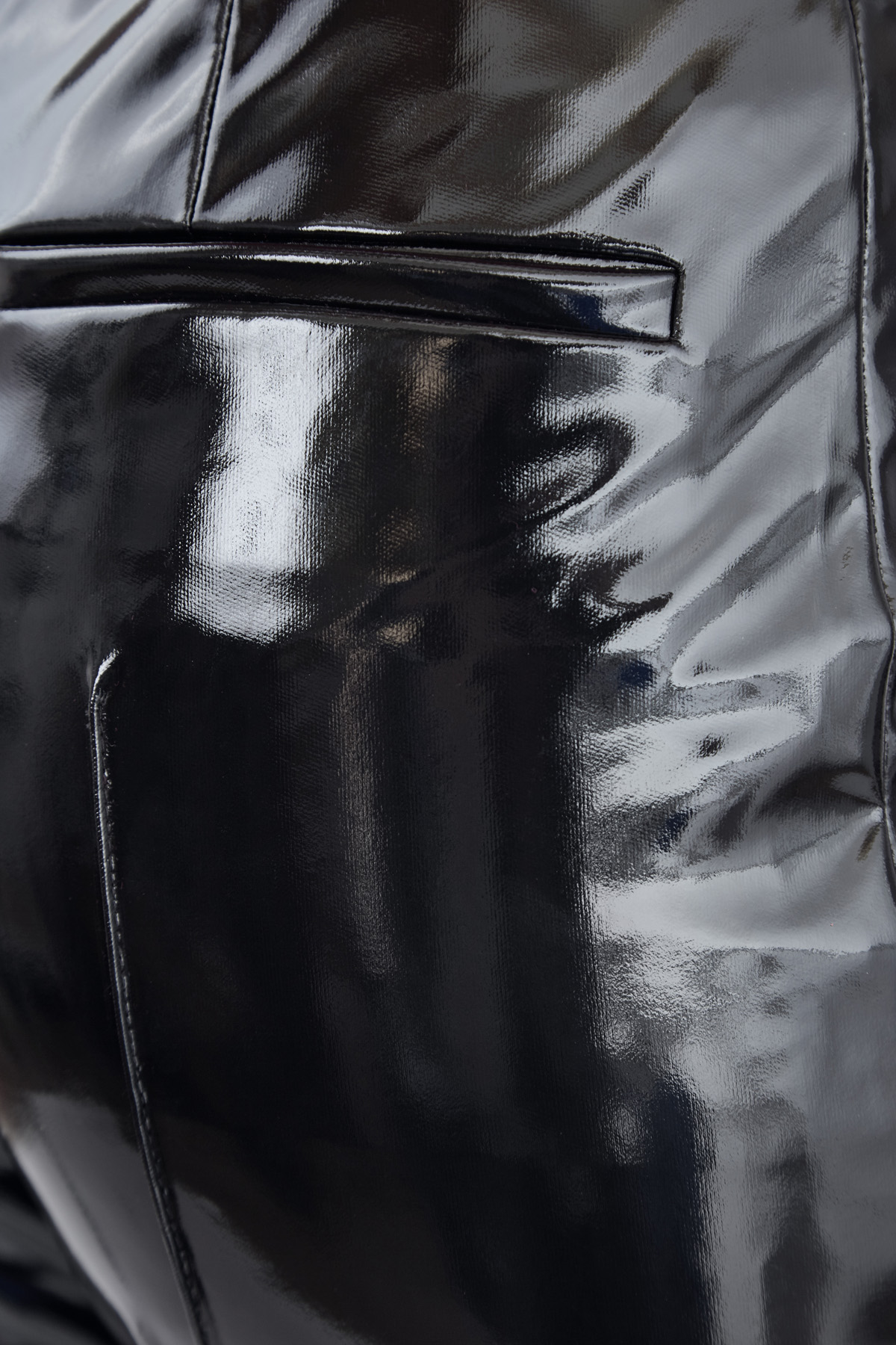 Черные брюки с глянцевым эффектом по поверхности и стрелками VALENTINO, цвет черный, размер 42 - фото 5
