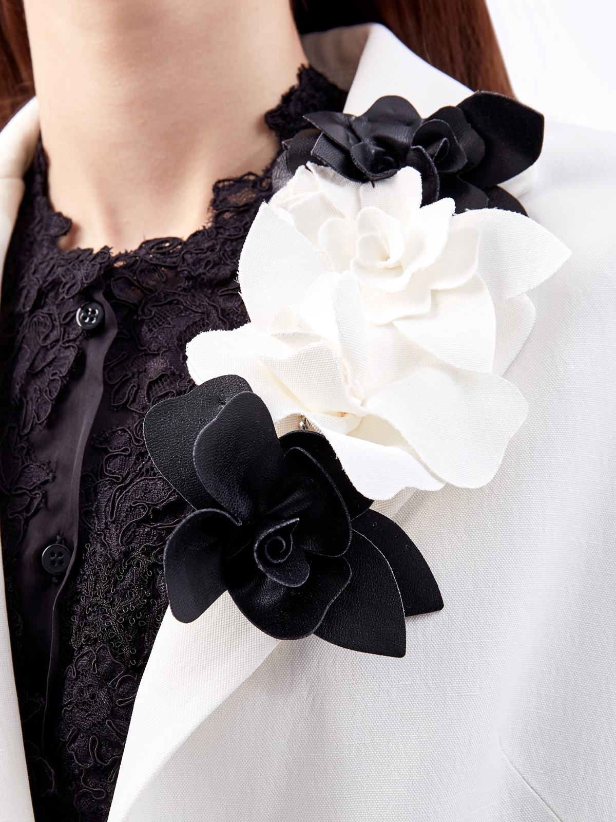 Белый жакет приталенного кроя с объемной брошью