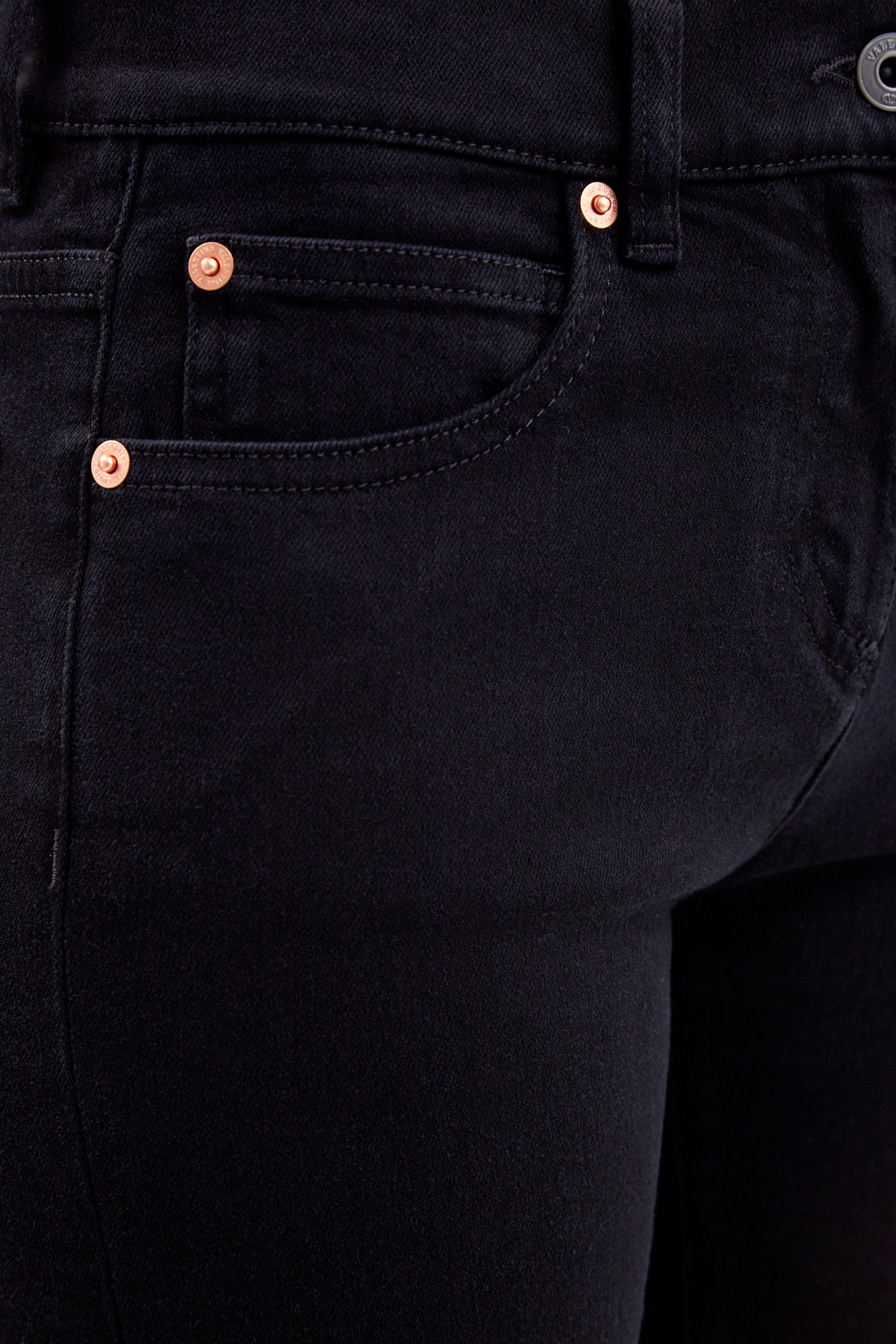 Однотонные джинсы-skinny из денима с контрастным принтом Vlogo Signature VALENTINO, цвет черный, размер 38;40;42;42 - фото 5