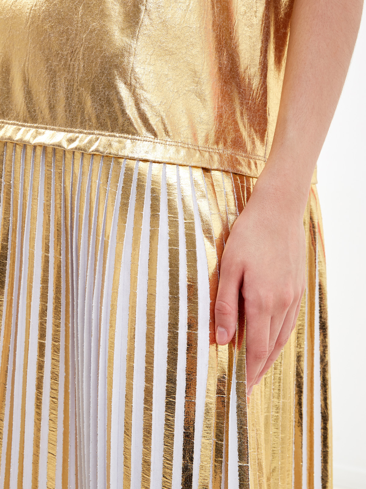 Платье из ламинированного джерси с подолом-плиссе VALENTINO, цвет золотистый, размер 42;44;40 - фото 5