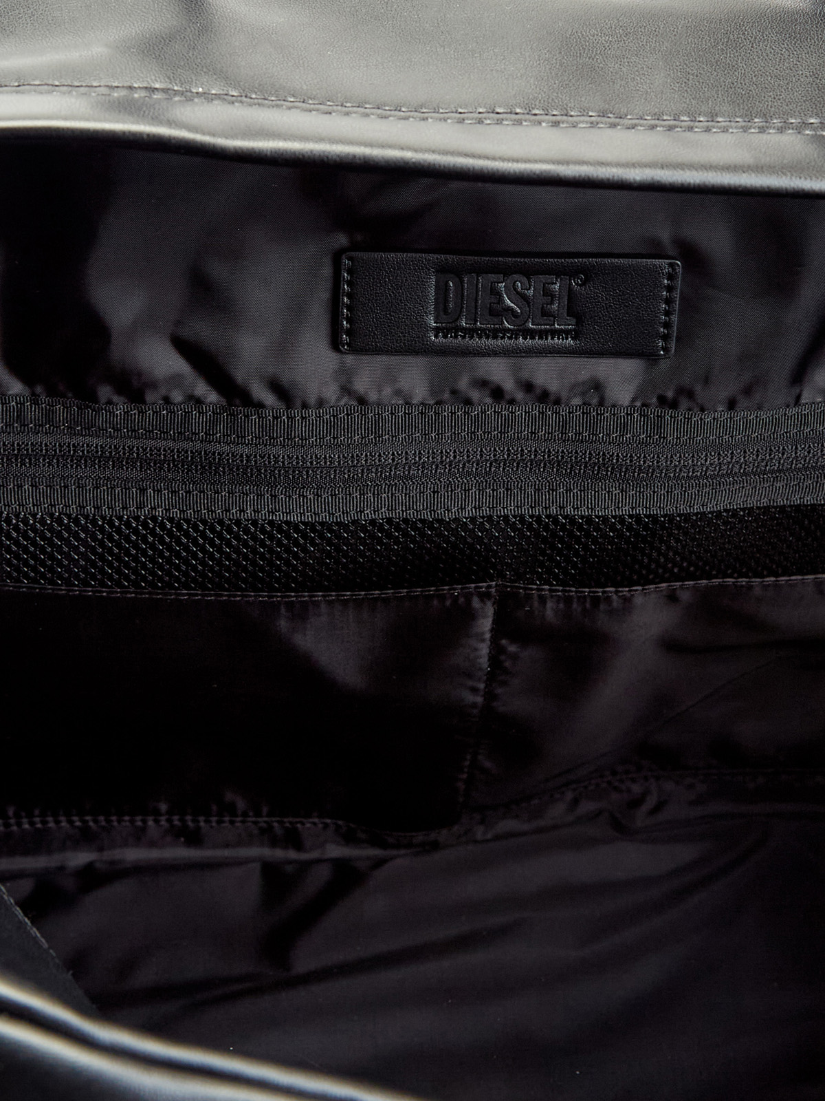 Дорожная сумка из гладкой эко-кожи с фактурным логотипом DIESEL, цвет черный, размер 40;41;42;43;44;45 - фото 6