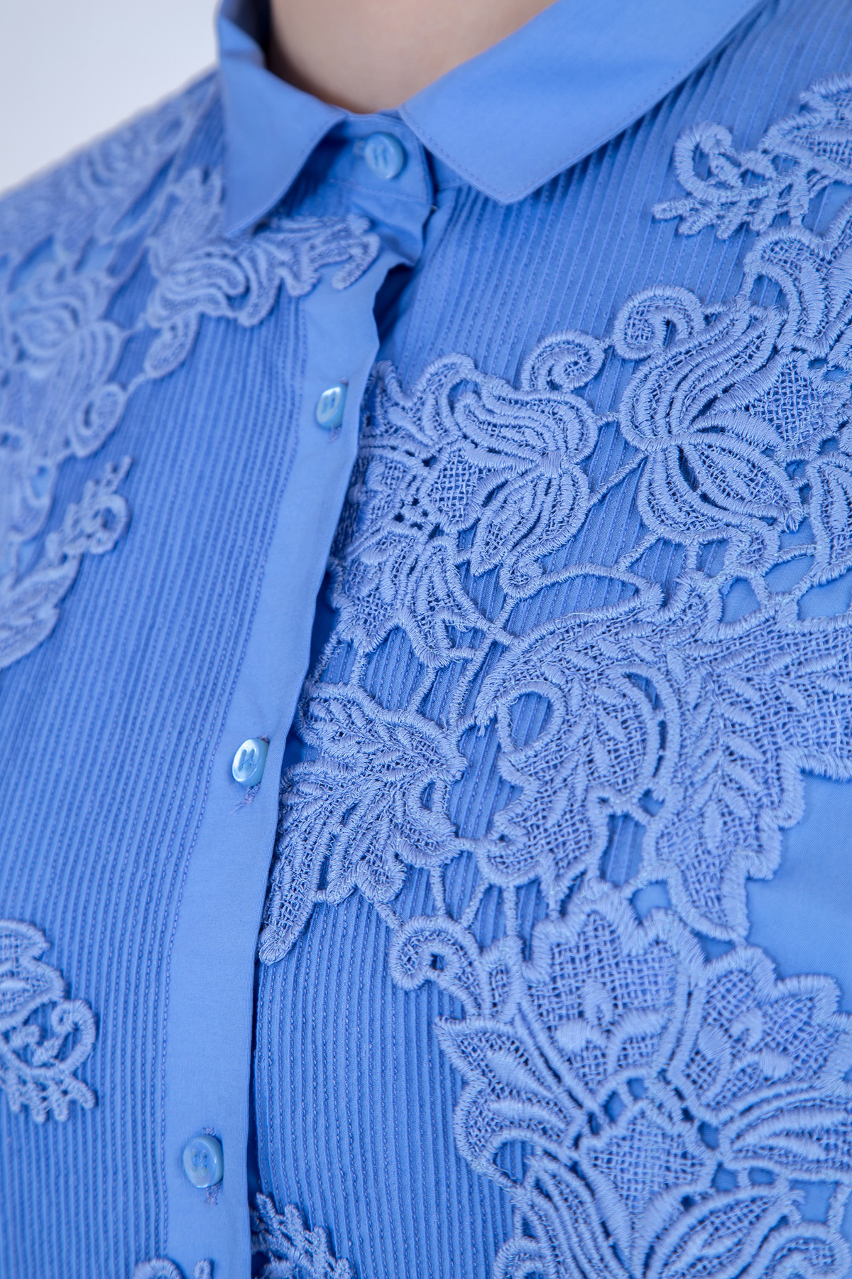 Oversize-блуза с плиссированной вставкой и кружевной отделкой ERMANNO SCERVINO, цвет голубой, размер 48 - фото 5