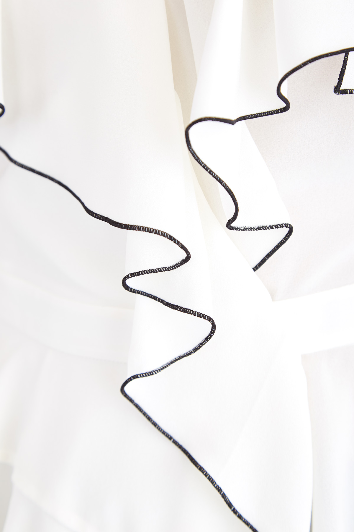 Блуза из шелка с объемными оборками и контрастной окантовкой ALEXANDER MCQUEEN, цвет белый, размер 40;42 - фото 5